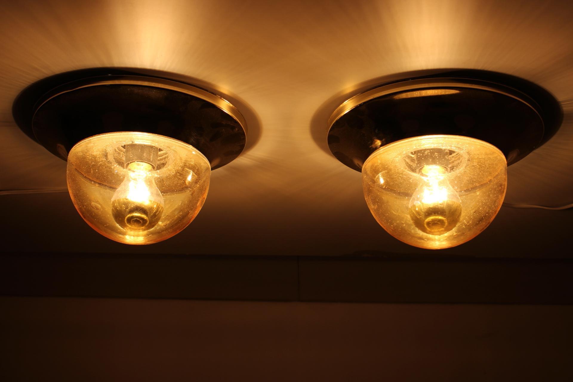 Coppia di lampade da parete austriache in ottone, anni '50 In condizioni buone in vendita a Praha, CZ