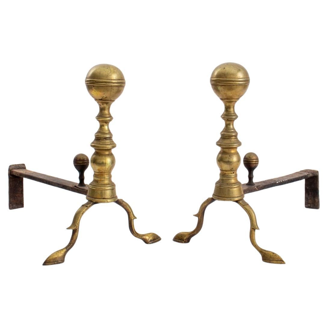Paire d'andirons Ball and Ball en laiton, A.I.C.
