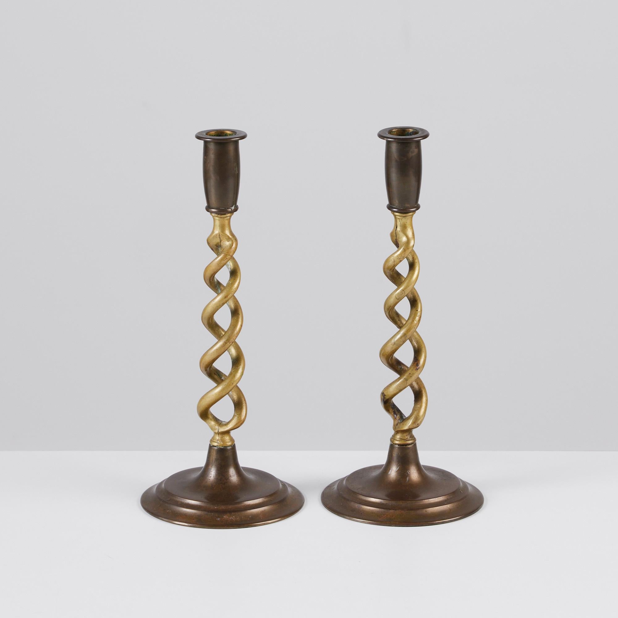 Paar Barley Twist-Kerzenständer aus Messing von Peerage (Moderne der Mitte des Jahrhunderts) im Angebot