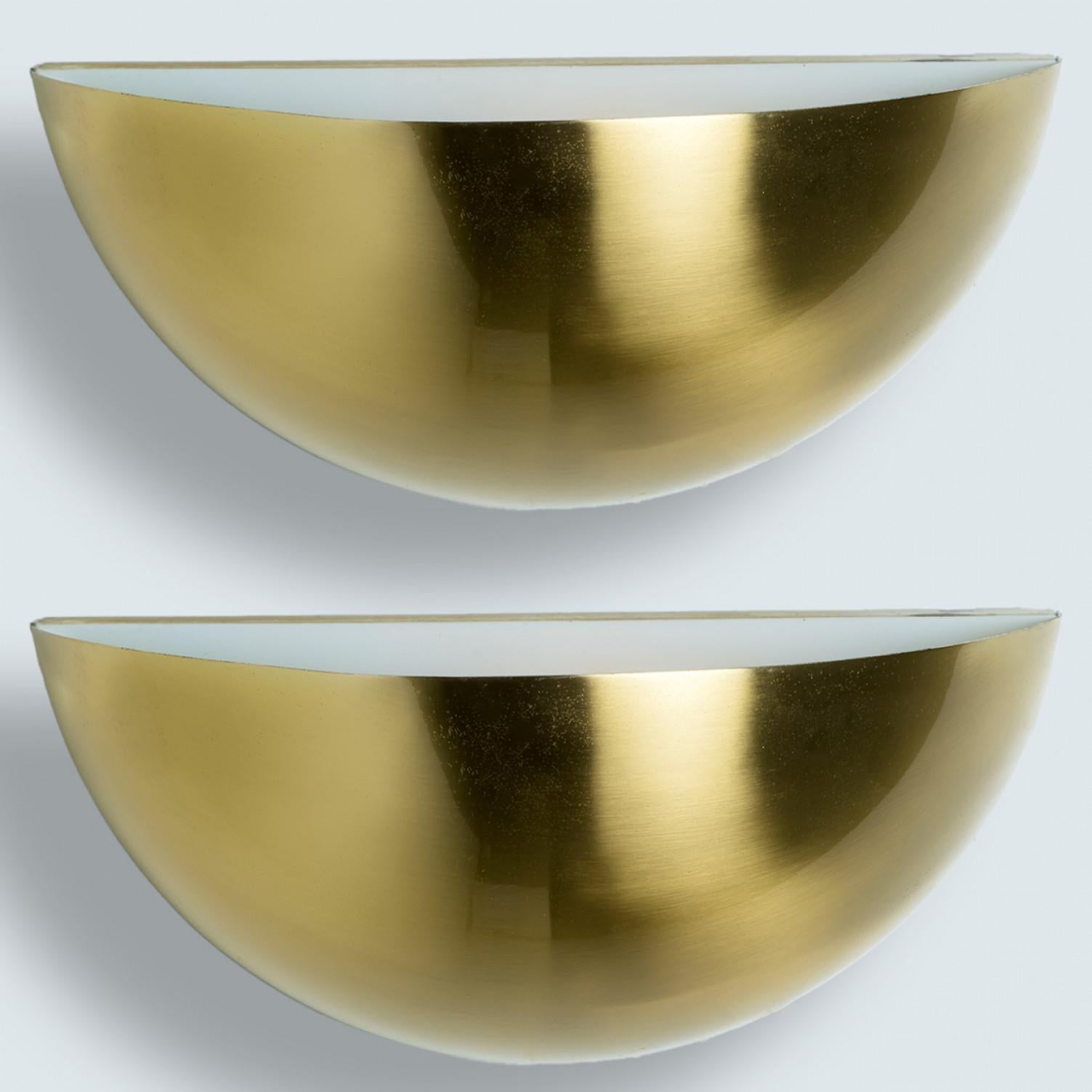 Paire d'appliques en laiton massif de haute qualité dans le style de Florian Schulz, Allemagne 1970. Le style et l'élégance de cette lampe conviennent à de nombreux environnements, du milieu du siècle à Hollywood Regency, de la modernité danoise à