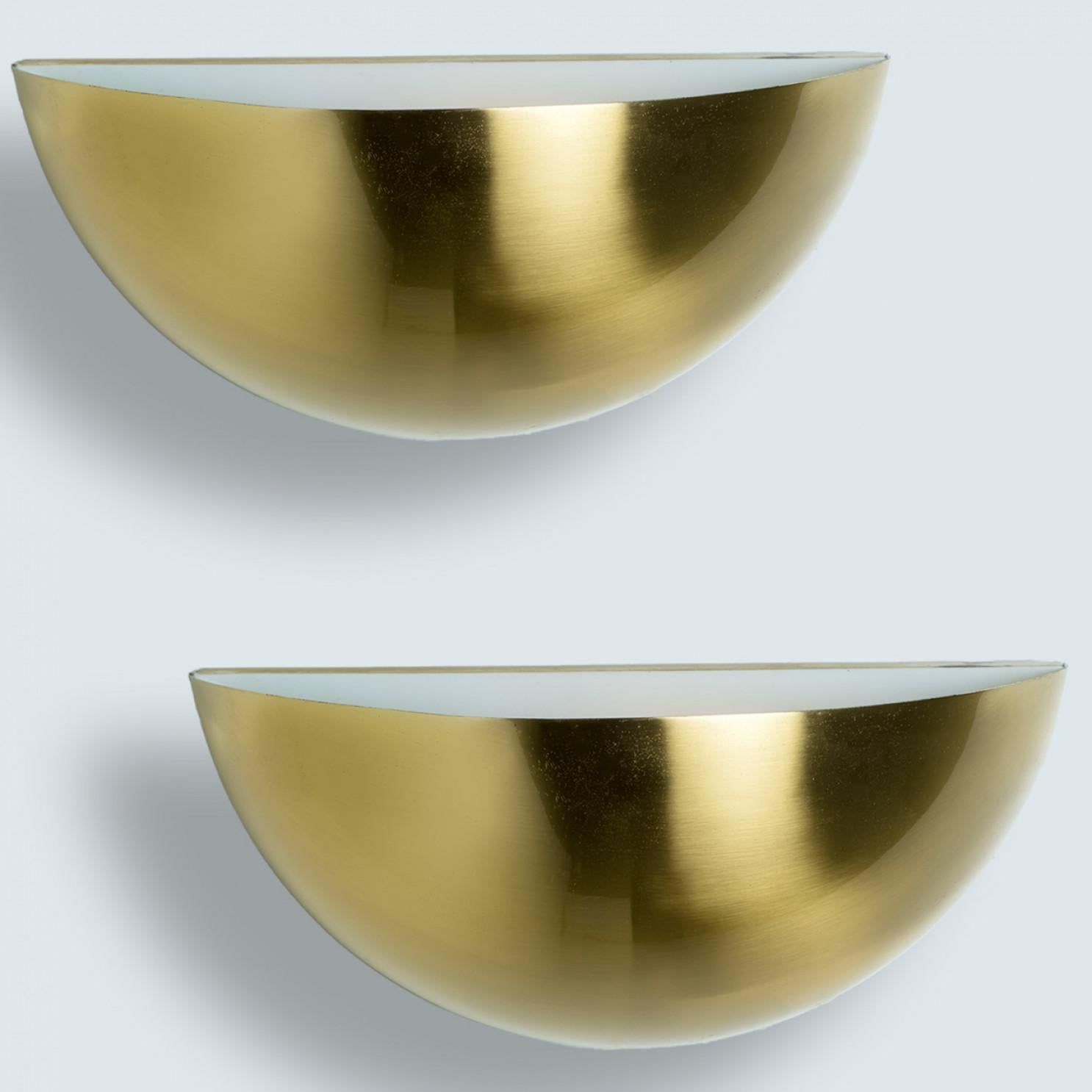Allemand Paire de lampes murales en laiton de Florian Schulz, 1970 en vente
