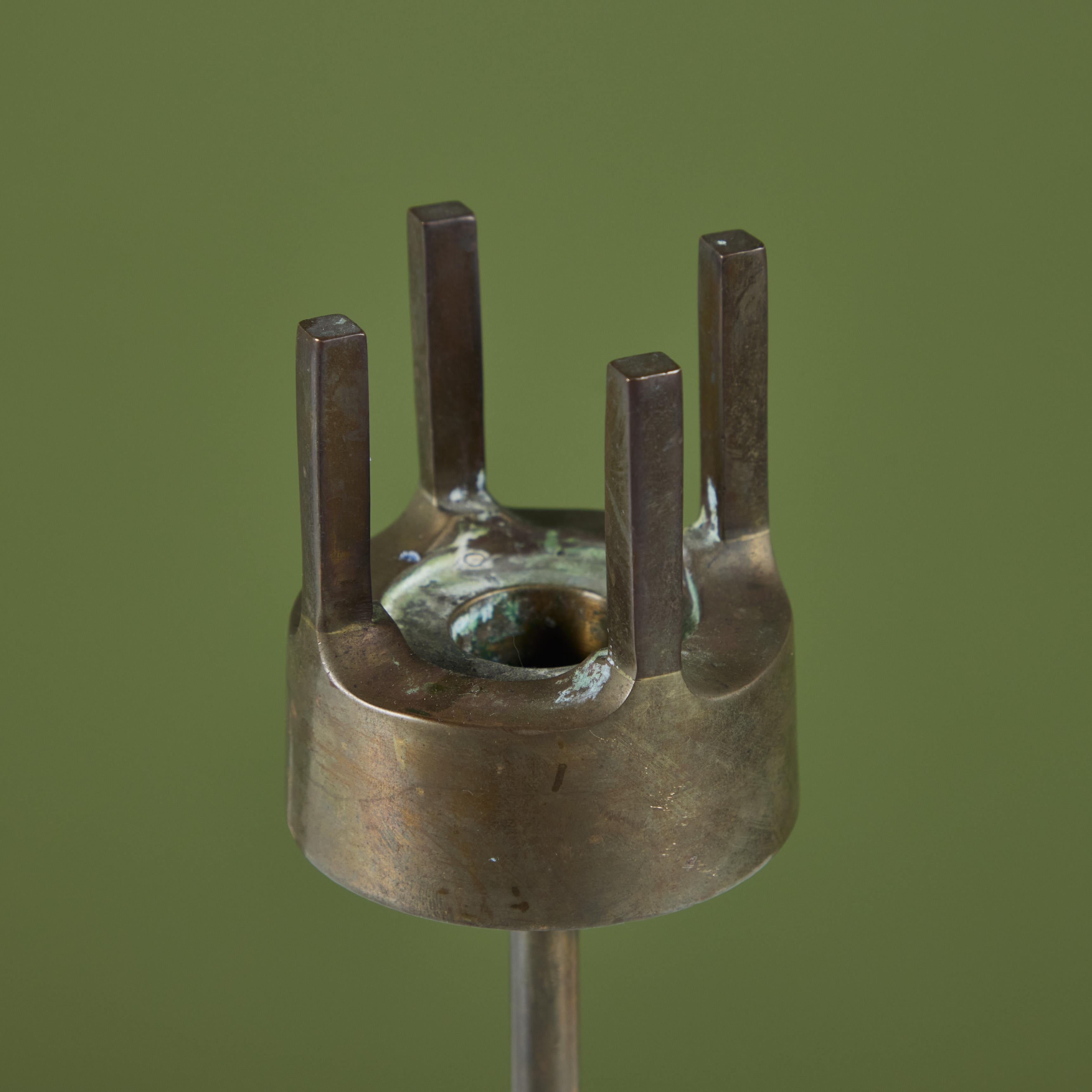 Coppia di candelabri brutalisti in ottone in vendita 1