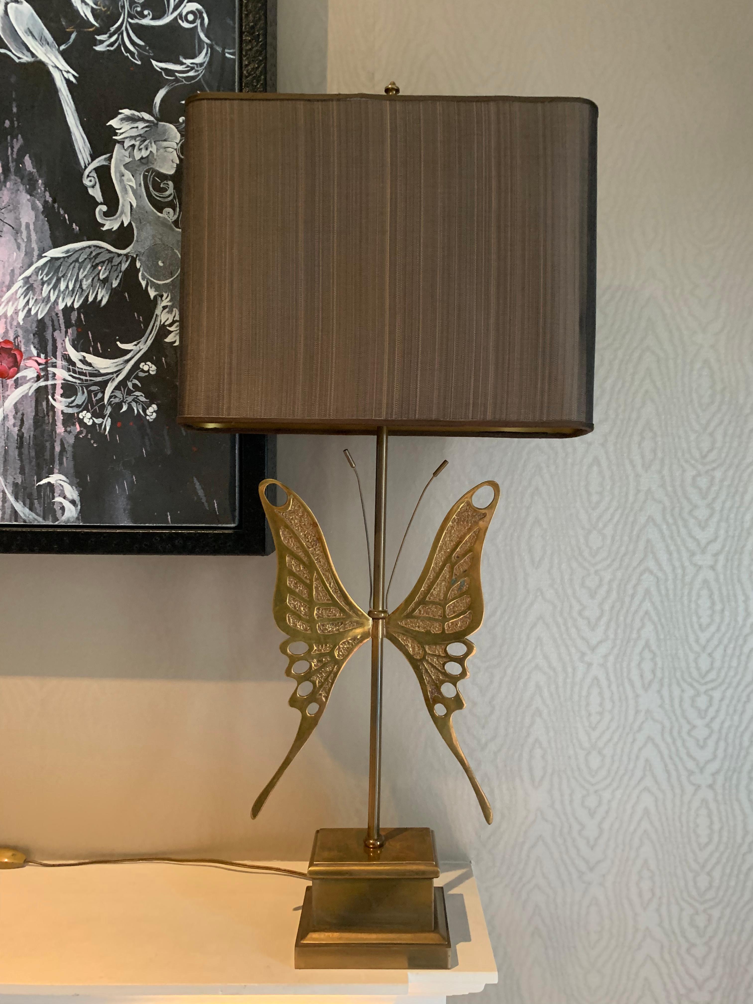 Unique and eye-catching midcentury brass butterfly table lamps attributed to Willy Daro.

Some patination marks to the brass in places. The lamp shades have warped internally with age - see photographs,
