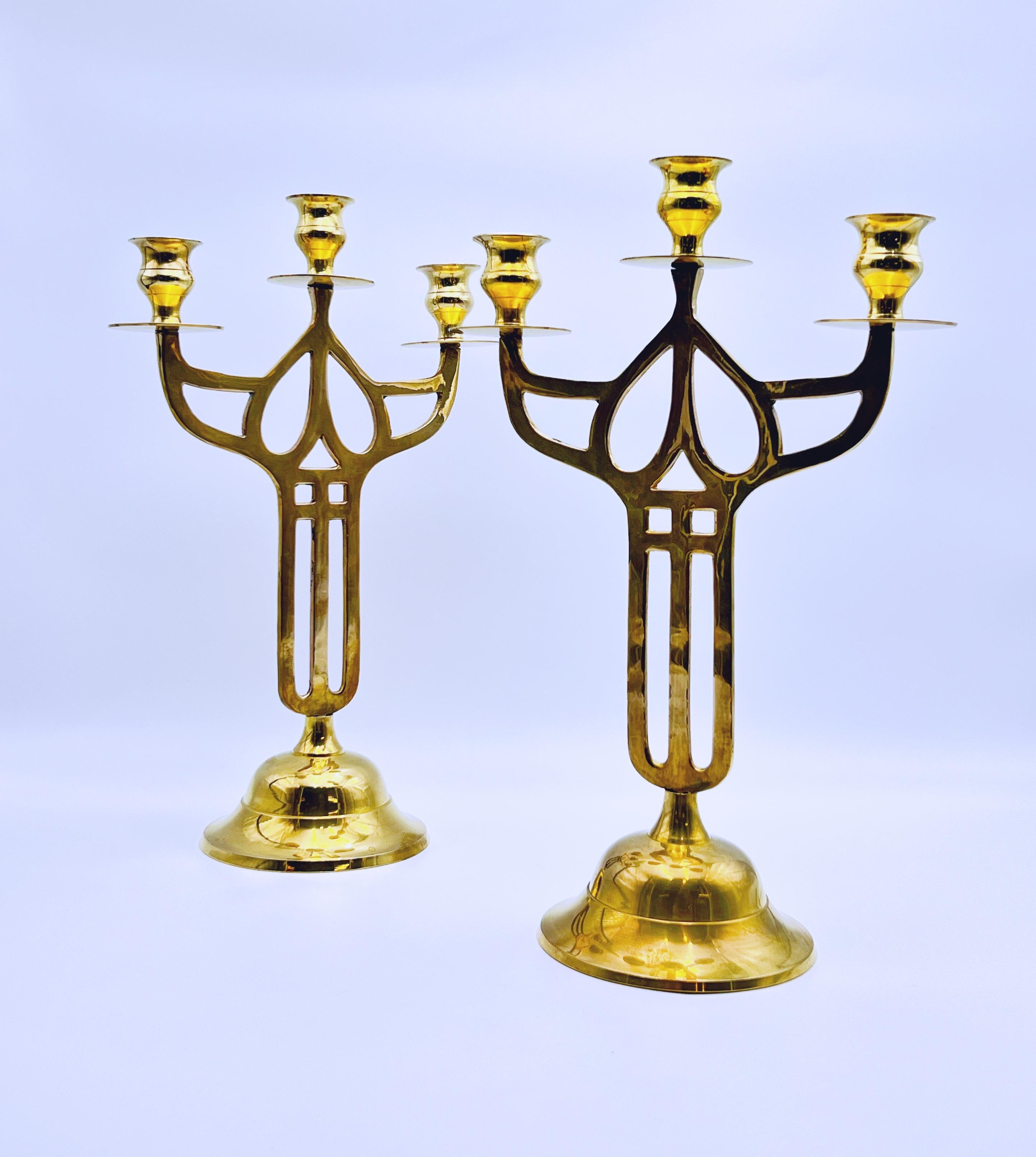 Pareja de candelabros de tres brazos Jugendstil de principios del siglo XX

Este impresionante par de candelabros de principios de 1900, fabricados en latón macizo en Suecia / Dinamarca, ejemplifica la elegancia del Art Nouveau con influencia del