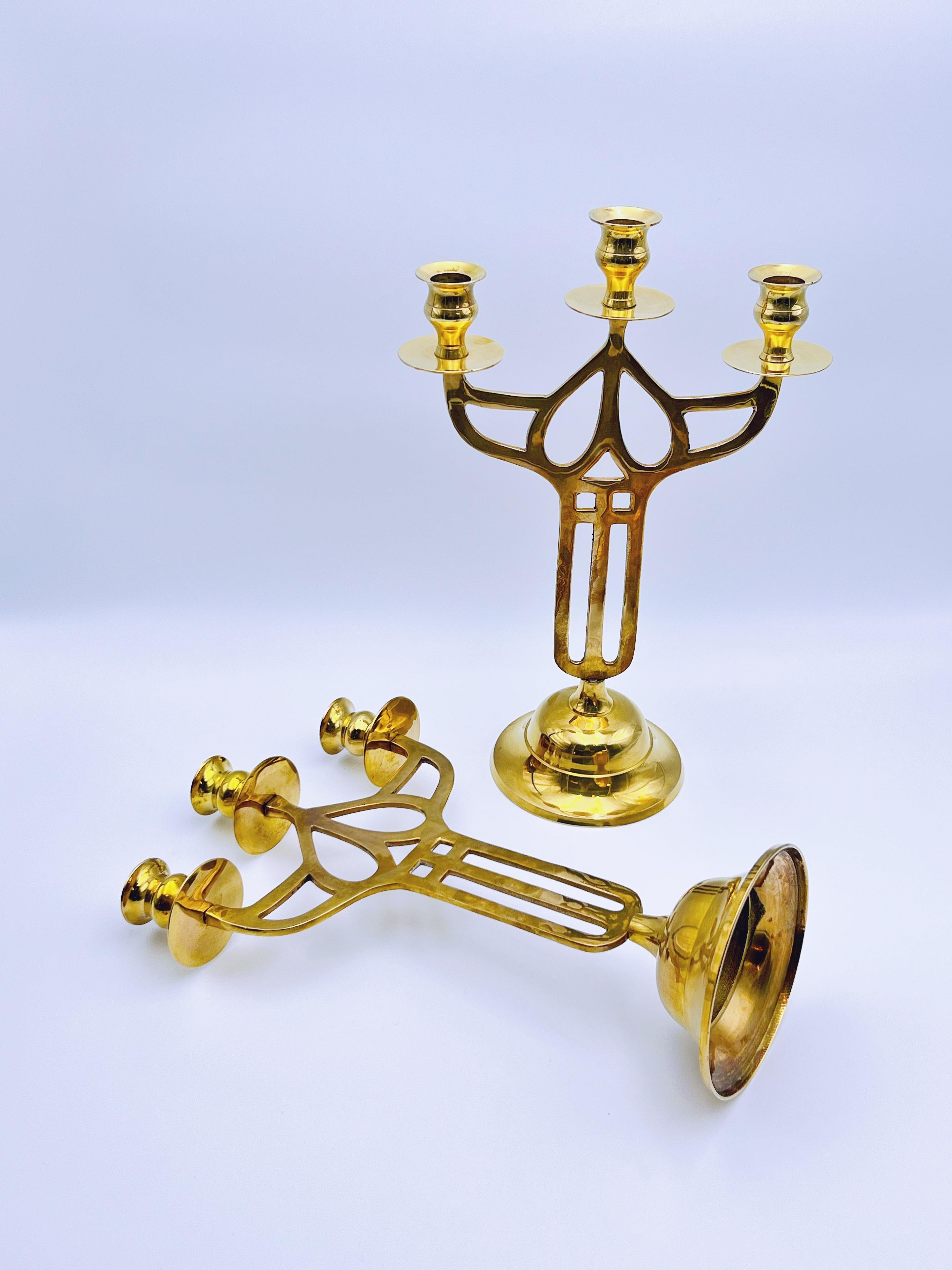 Pareja de Candelabros de Latón - Art Nouveau / Arts & Crafts en venta 2
