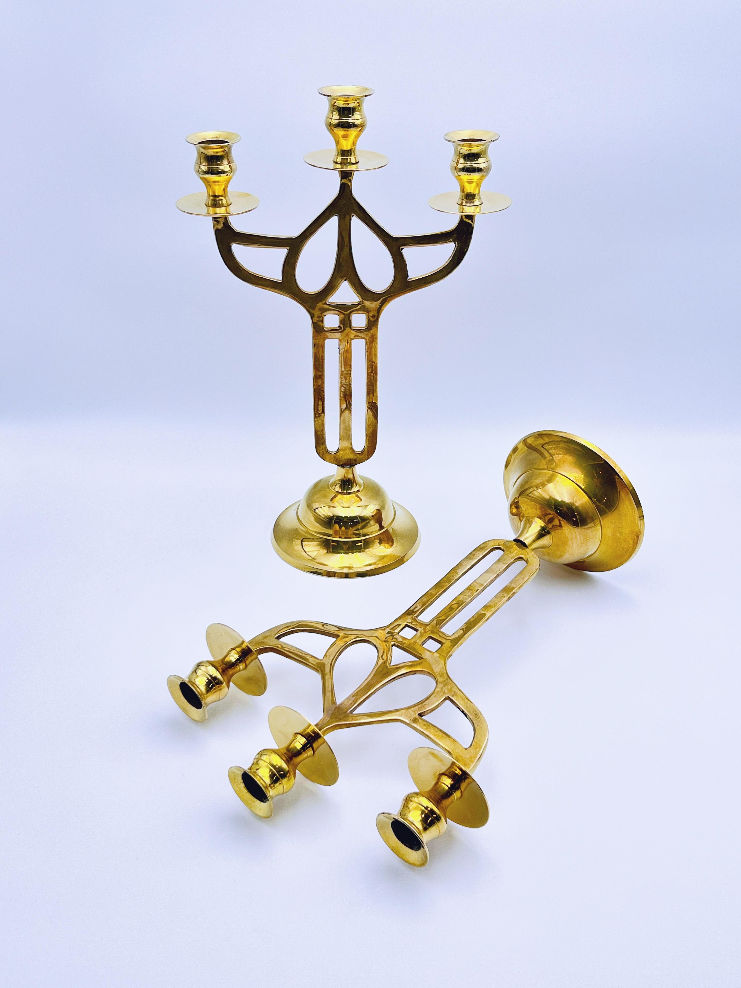 Pareja de Candelabros de Latón - Art Nouveau / Arts & Crafts en venta 3