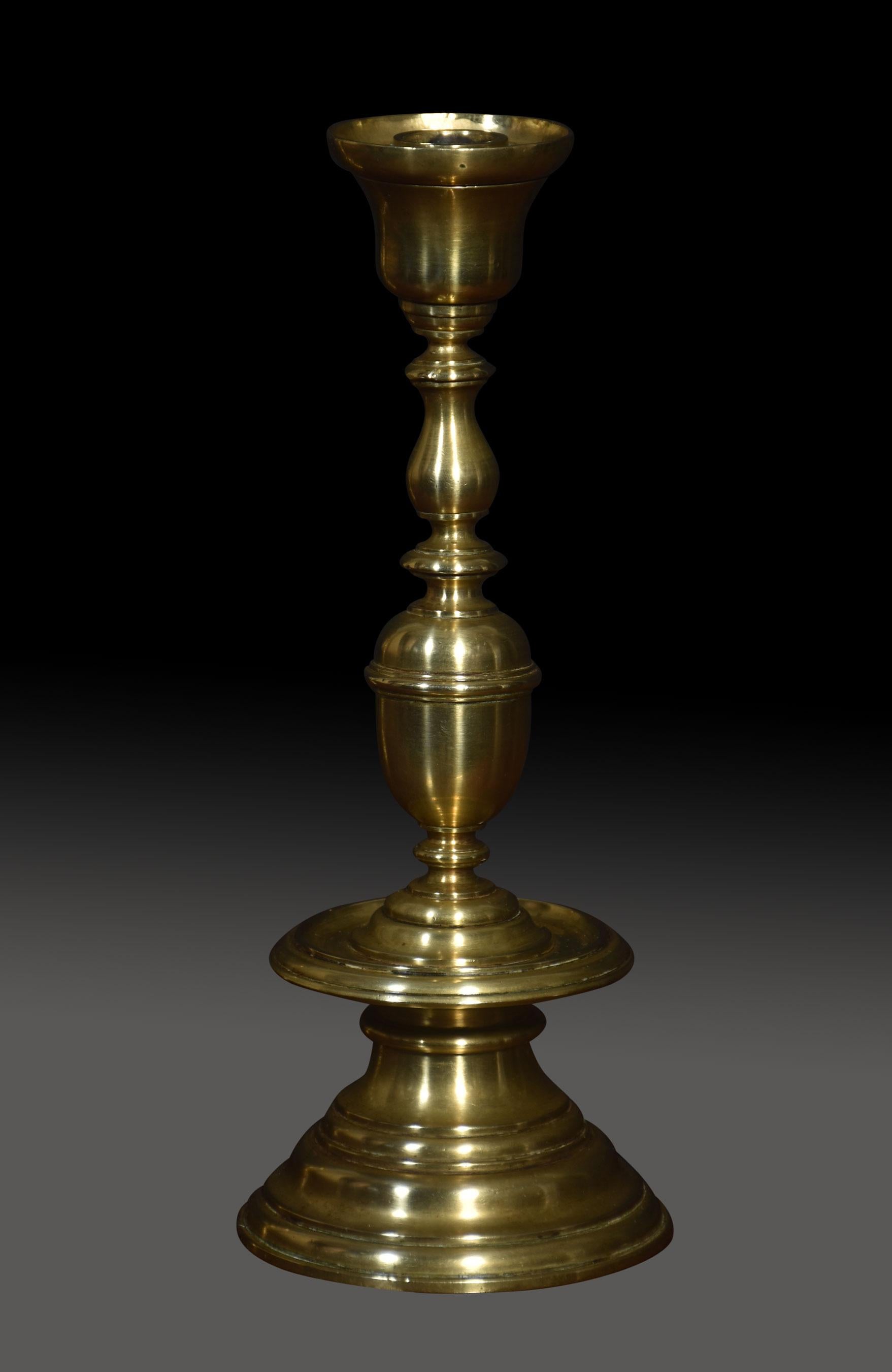 A pair of brass candlesticks by Benham & Froud, having ring-turned decoration in the Dutch style.
Dimensions
Height 11 Inches
Width 4.5 Inches
Depth 4.5 Inches