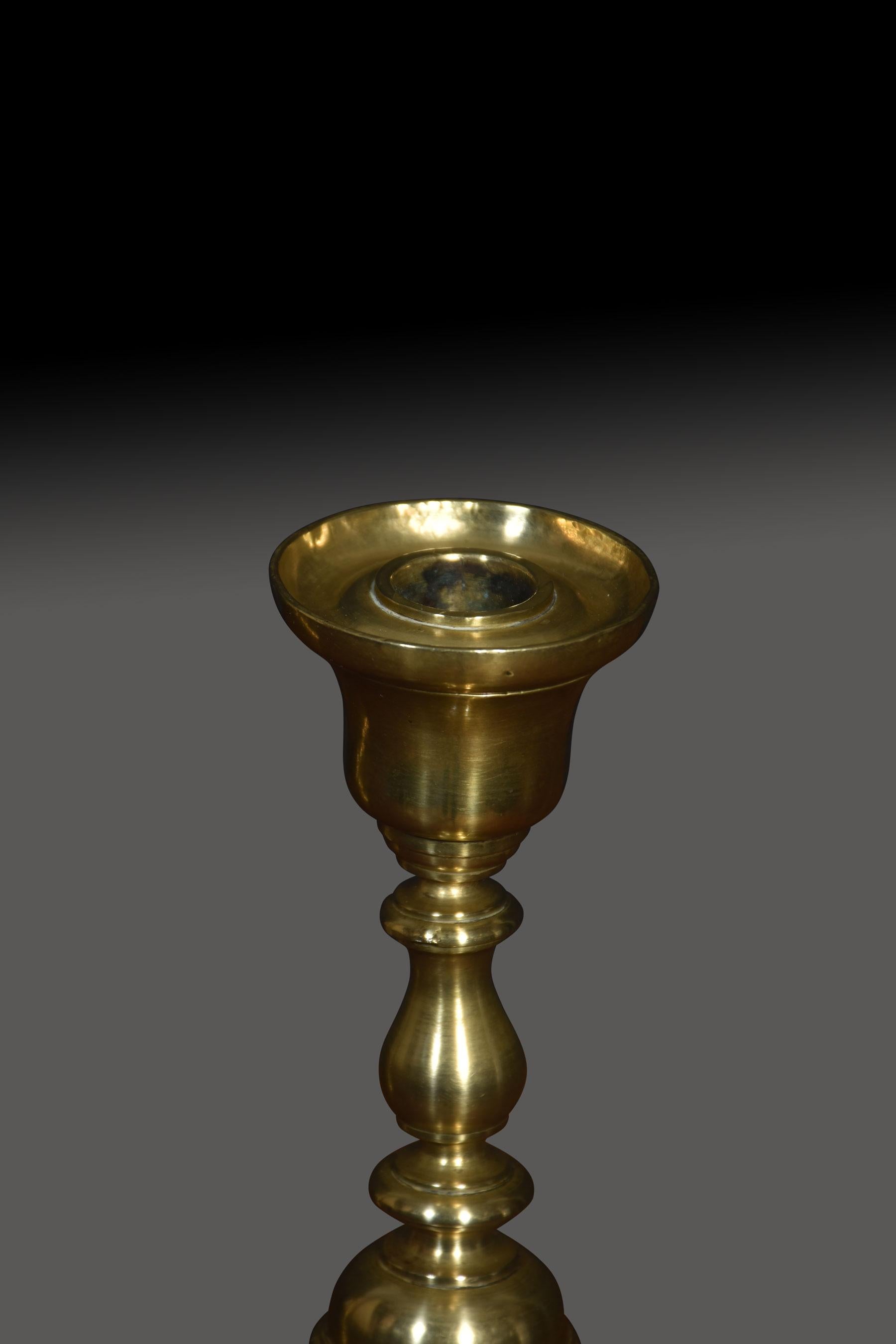 Pair of brass candlestick In Good Condition For Sale In Cheshire, GB