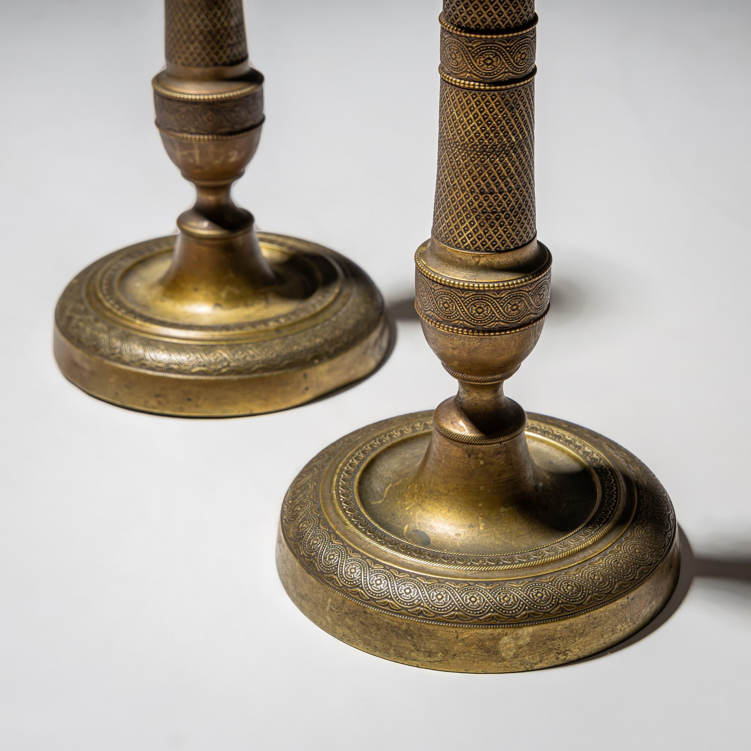 Coppia di candelieri in ottone, XIX secolo in vendita 1