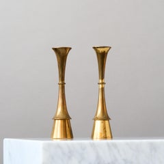 Coppia di candelieri in ottone attribuiti a Jens H. Quistgaard. Danimarca, anni '60.