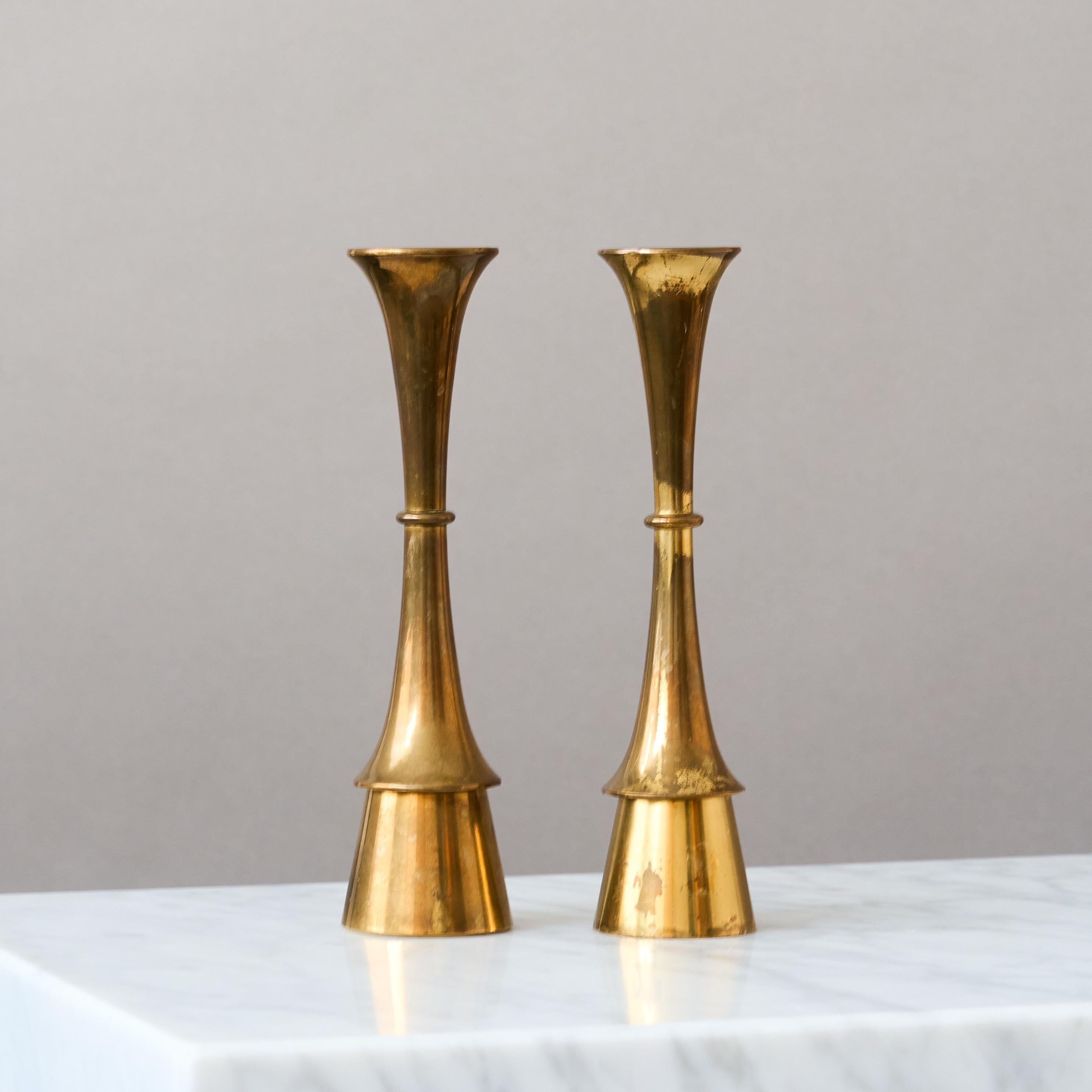 Paar Kerzenhalter aus Messing, Jens H. Quistgaard zugeschrieben. Dänemark, 1960er Jahre. im Zustand „Gut“ im Angebot in Malmö, SE