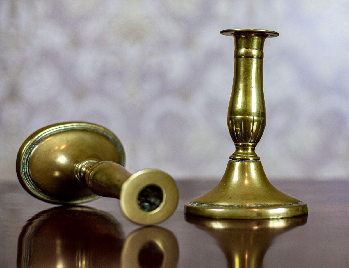 Coppia di candelabri in ottone, circa prima del 1939 in vendita 1