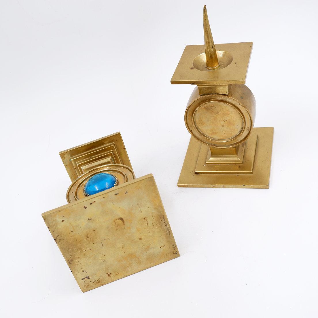 Coppia di candelabri in ottone decorati con una pietra blu intarsiata al centro in vendita 4