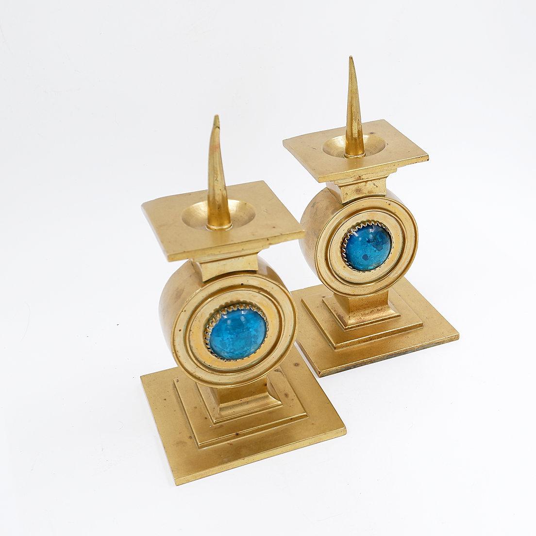 Coppia di candelabri in ottone decorati con una pietra blu intarsiata al centro in vendita 5
