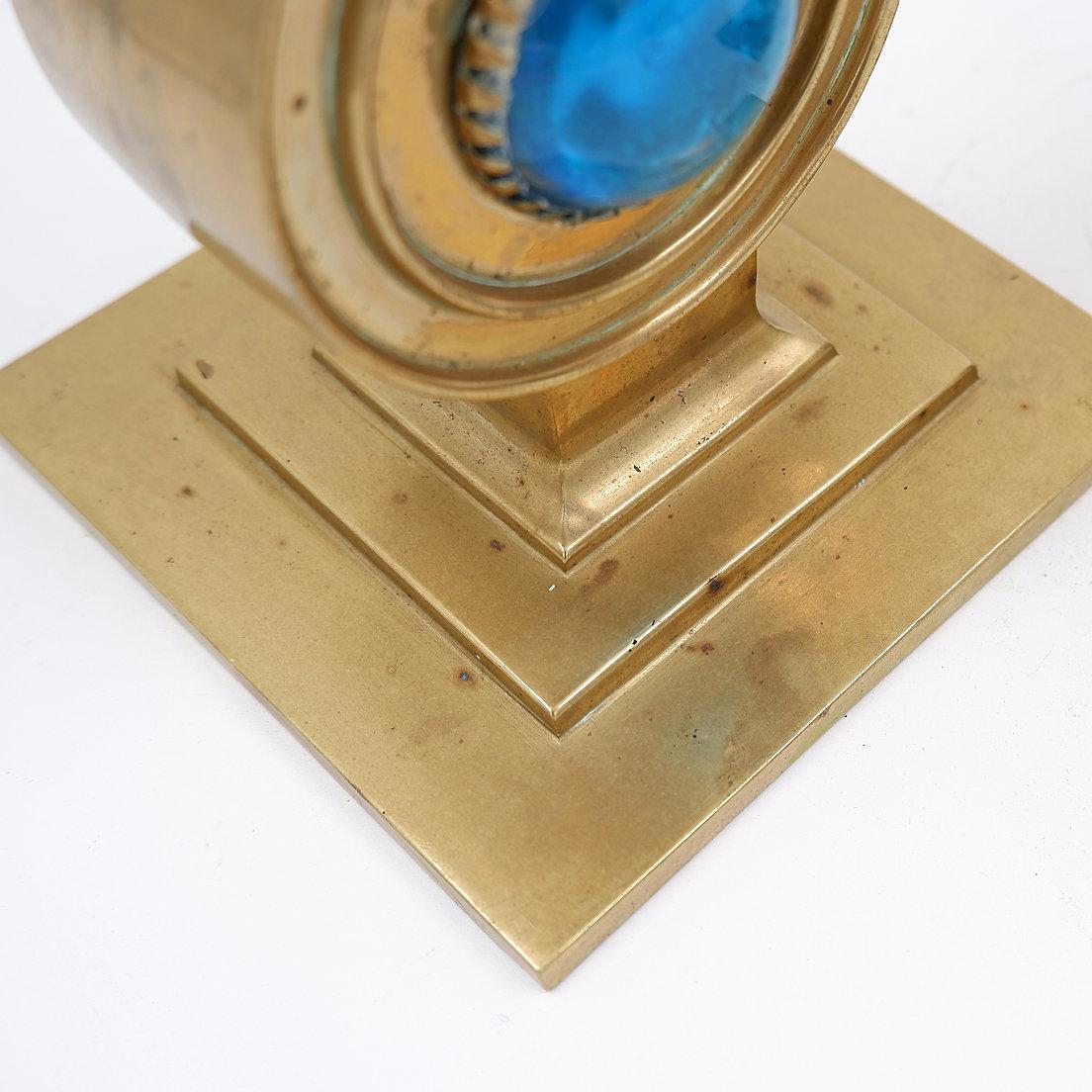 Coppia di candelabri in ottone decorati con una pietra blu intarsiata al centro in vendita 7