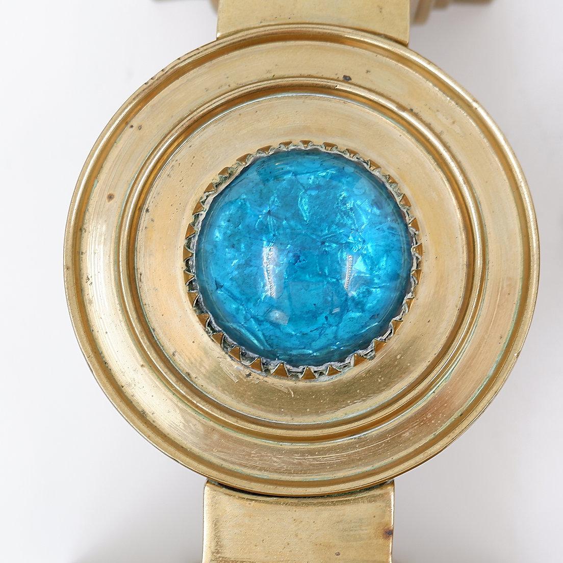Art Déco Coppia di candelabri in ottone decorati con una pietra blu intarsiata al centro in vendita