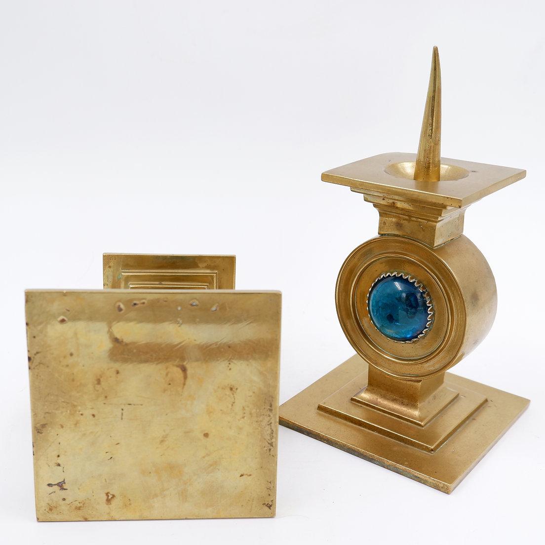 Coppia di candelabri in ottone decorati con una pietra blu intarsiata al centro in vendita 1