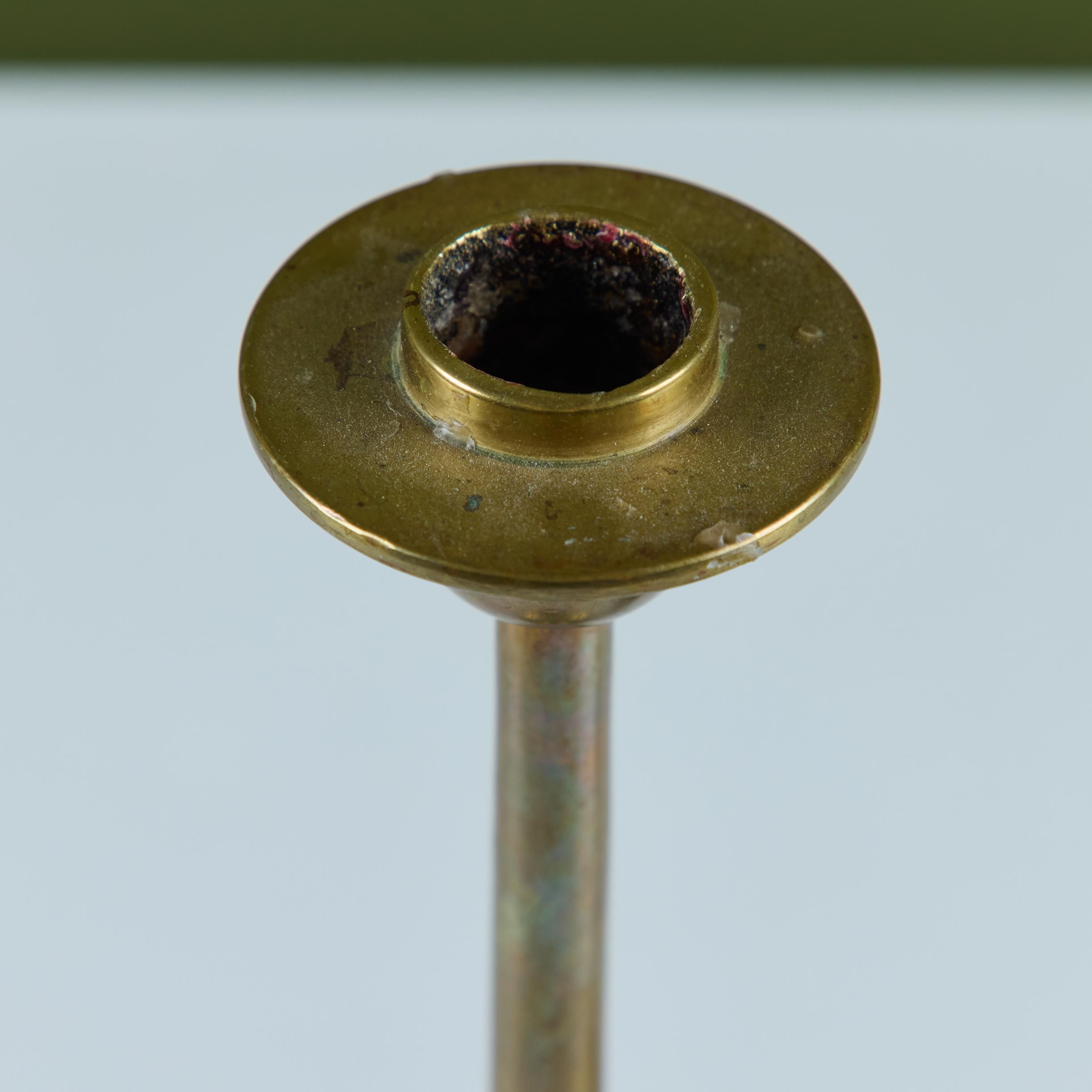 Coppia di candelieri in ottone in vendita 3