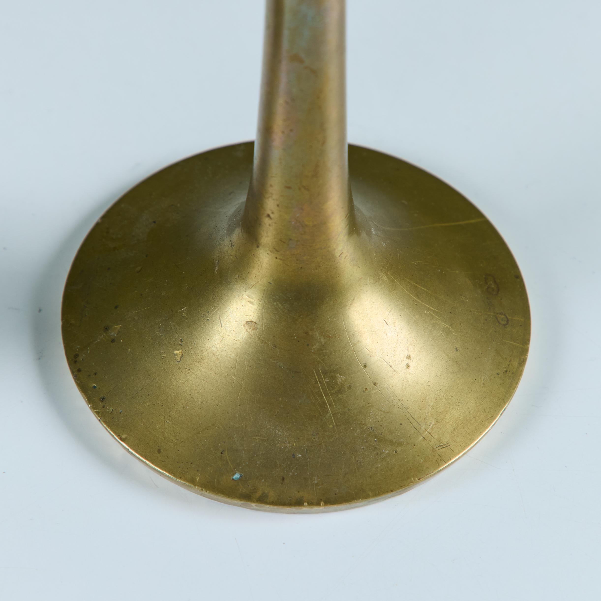 Coppia di candelieri in ottone in vendita 4