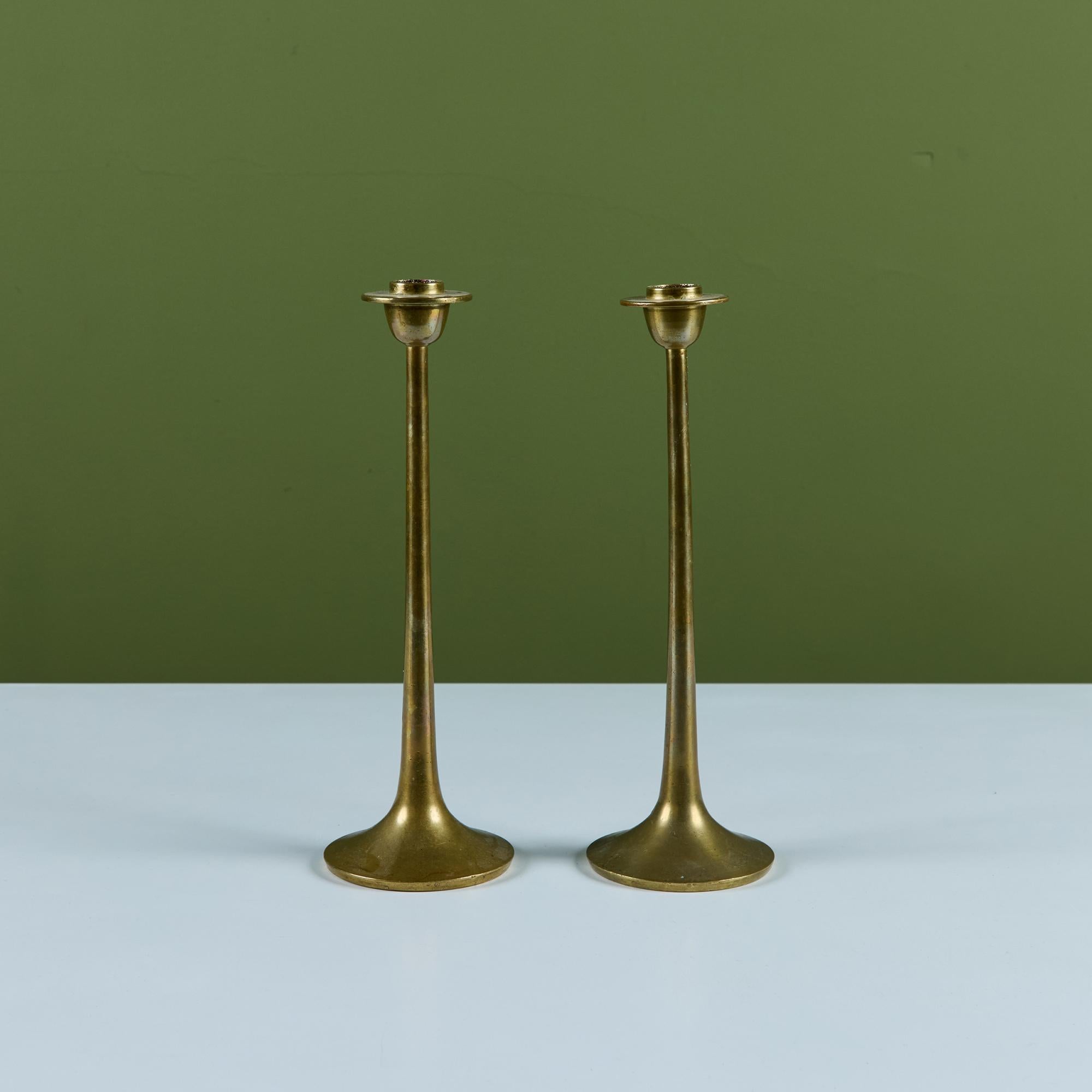 Coppia di candelieri minimalisti in ottone massiccio con gambo affusolato e base rotonda.

Dimensioni
Ogni candeliere: 3,5