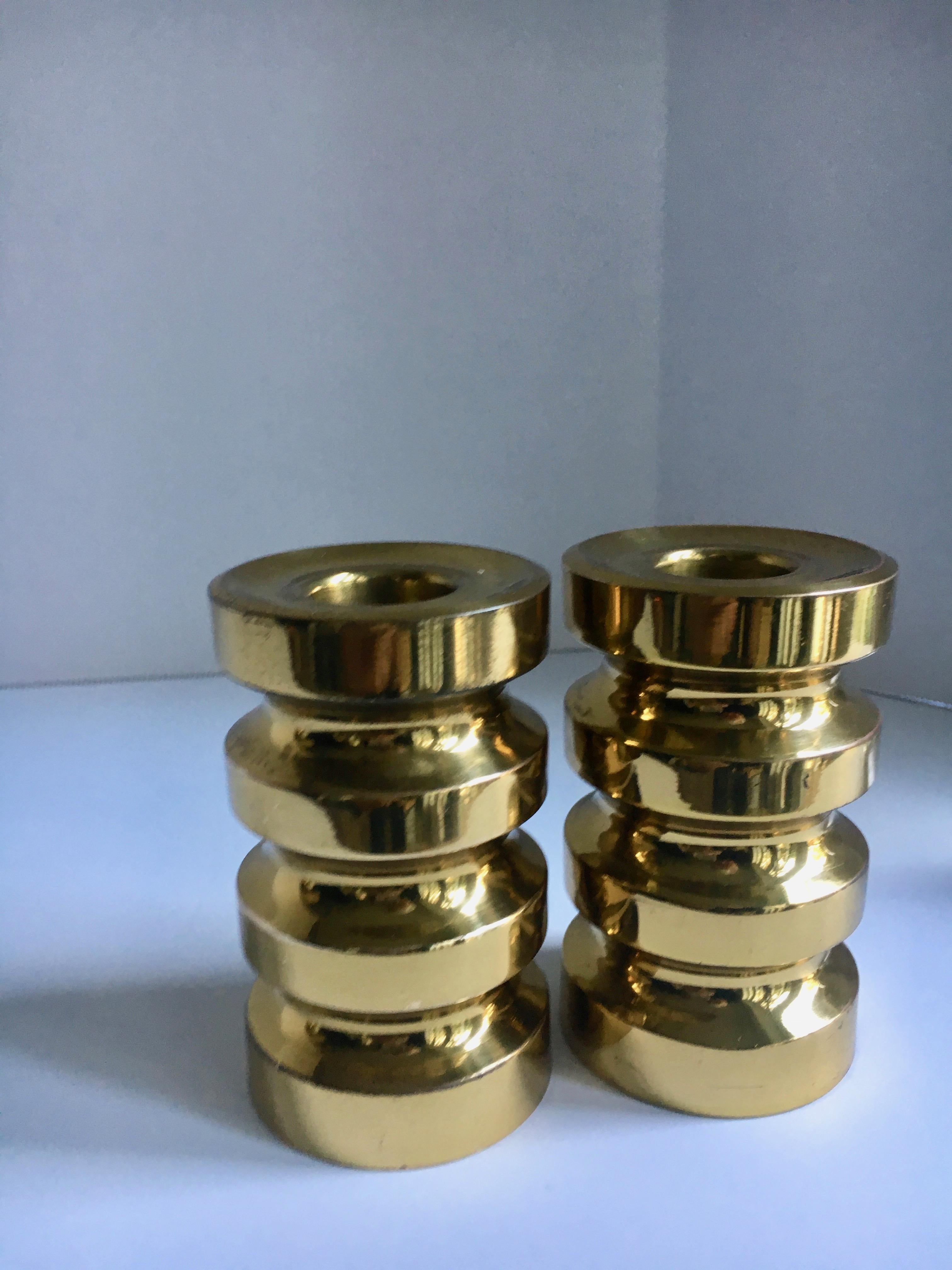 Pair of brass candlesticks - modern high polished brass candlesticks in very good condition - a handsome pair, 