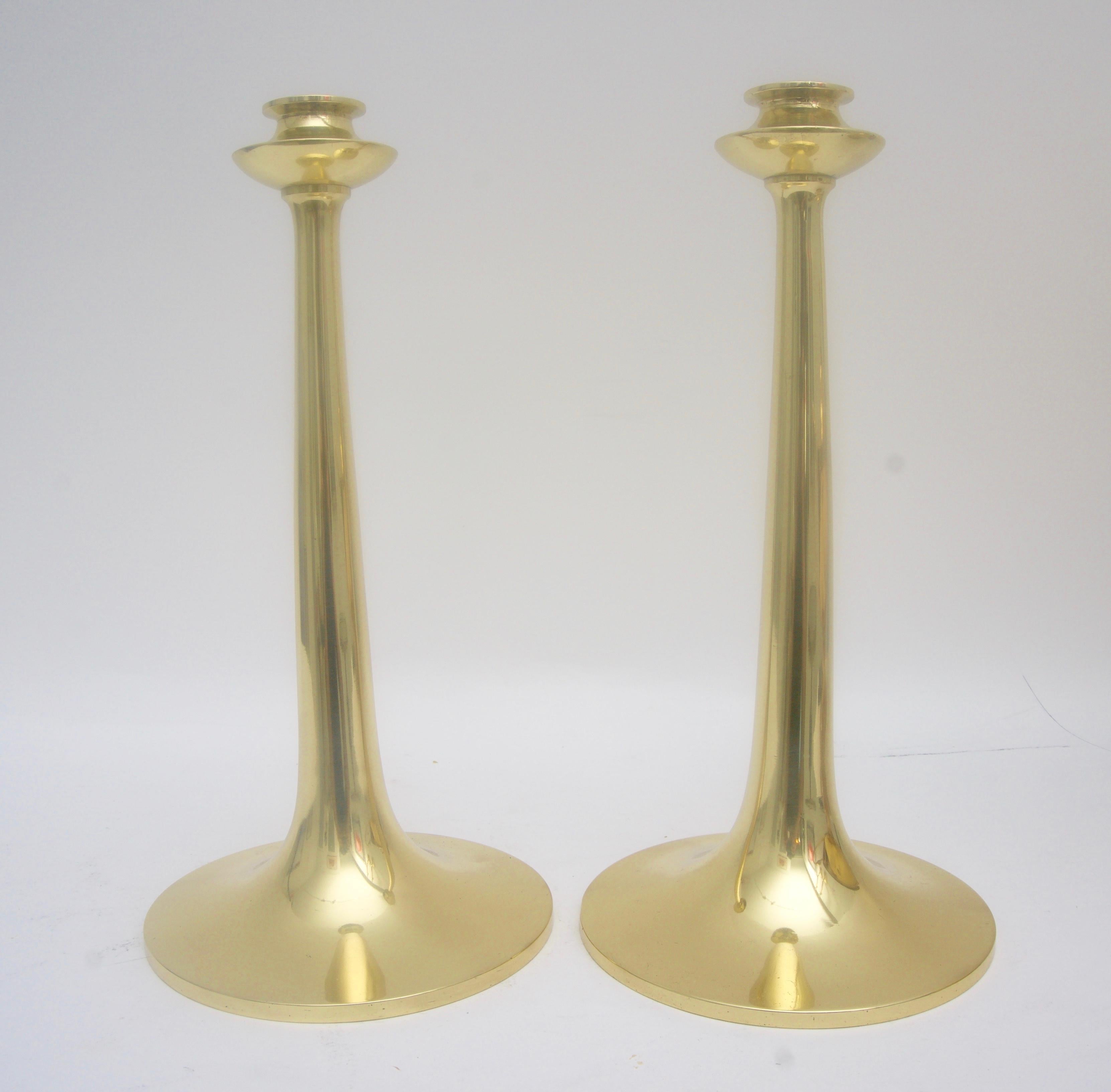 This stylish pair of Bradley & Hubbard brass candlesticks have been professionally polished and lacquered so no tarnishing.

FYI:
Bradley & Hubbard Manufacturing Company
Fate Sold to the Charles Parker Company
Founded 1852

The Bradley &