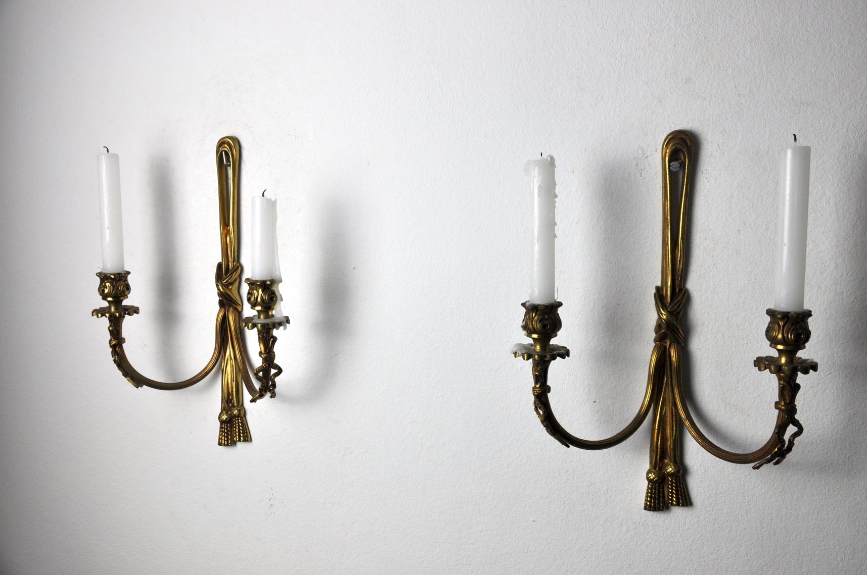 Sehr schönes Paar Kerzenständer aus Messing, entworfen und hergestellt in Frankreich in den 1980er Jahren. Einzigartige Objekte, die eine wunderbare Dekoration darstellen und einen echten Design-Touch in Ihr Interieur bringen. Referenzzeit: 469.

 