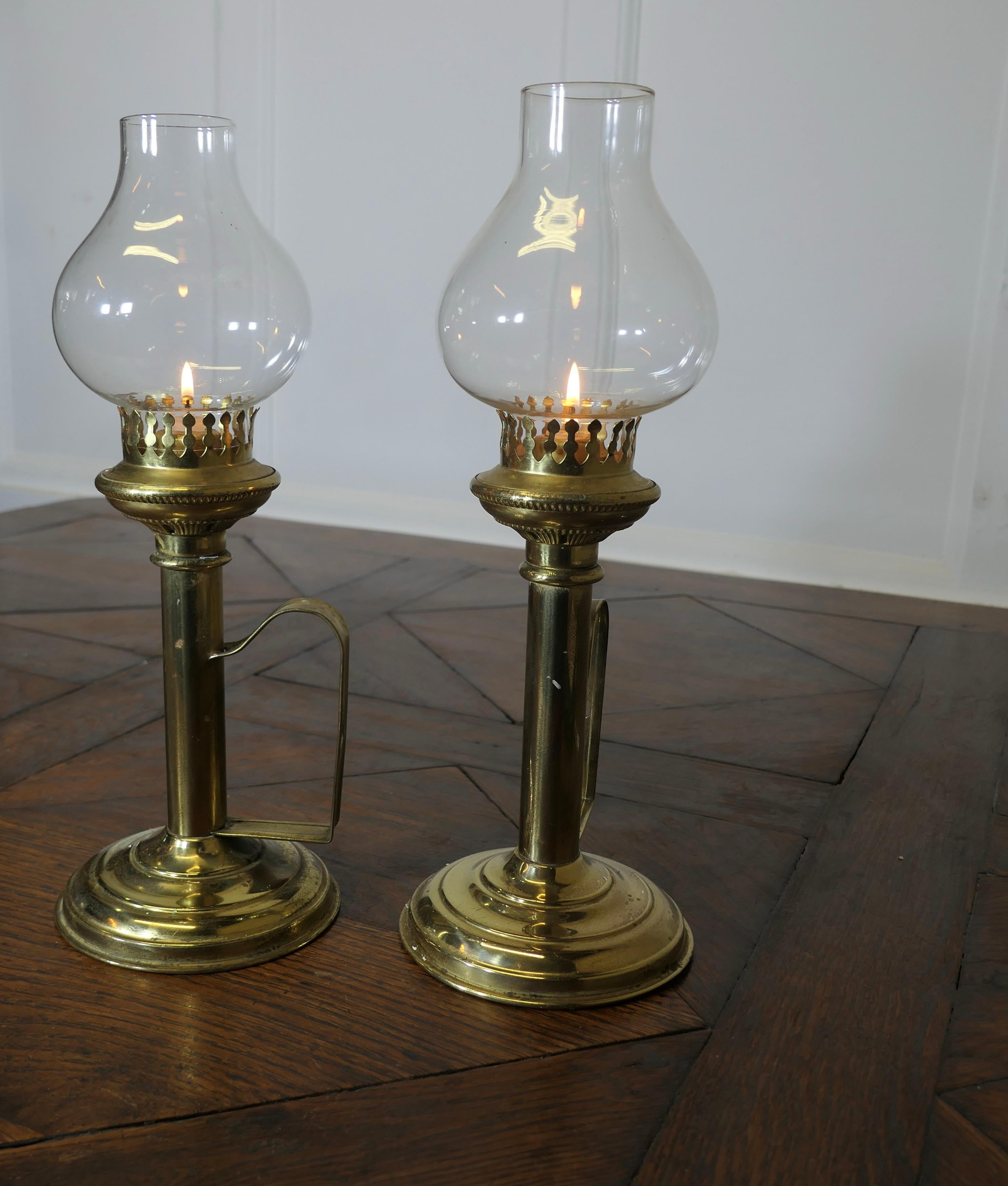 Paire de chandeliers en laiton avec cheminées en verre 

Chandeliers de table ou muraux Ces deux chandeliers en laiton avec des cheminées en verre ont une bougie à ressort qui s'élève lorsque la cire fond (ce n'est pas très fiable mais c'est une