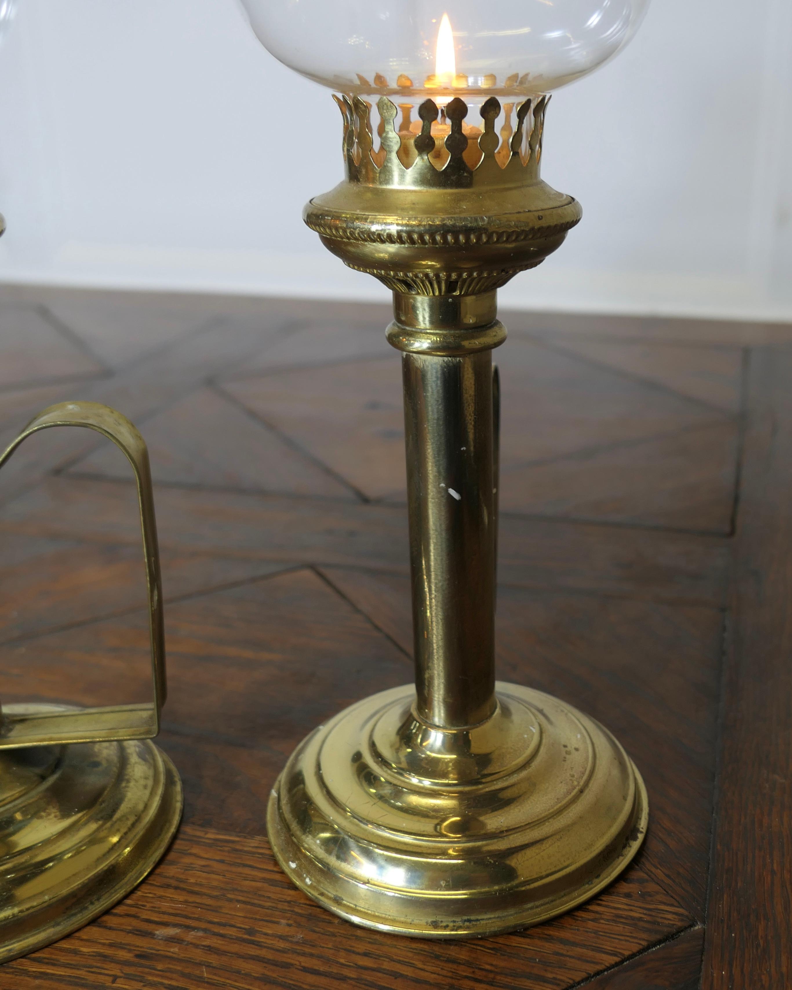 Début de l'époque victorienne Paire de chandeliers en laiton avec cheminées en verre   Sticks de chambre murale ou de table en vente