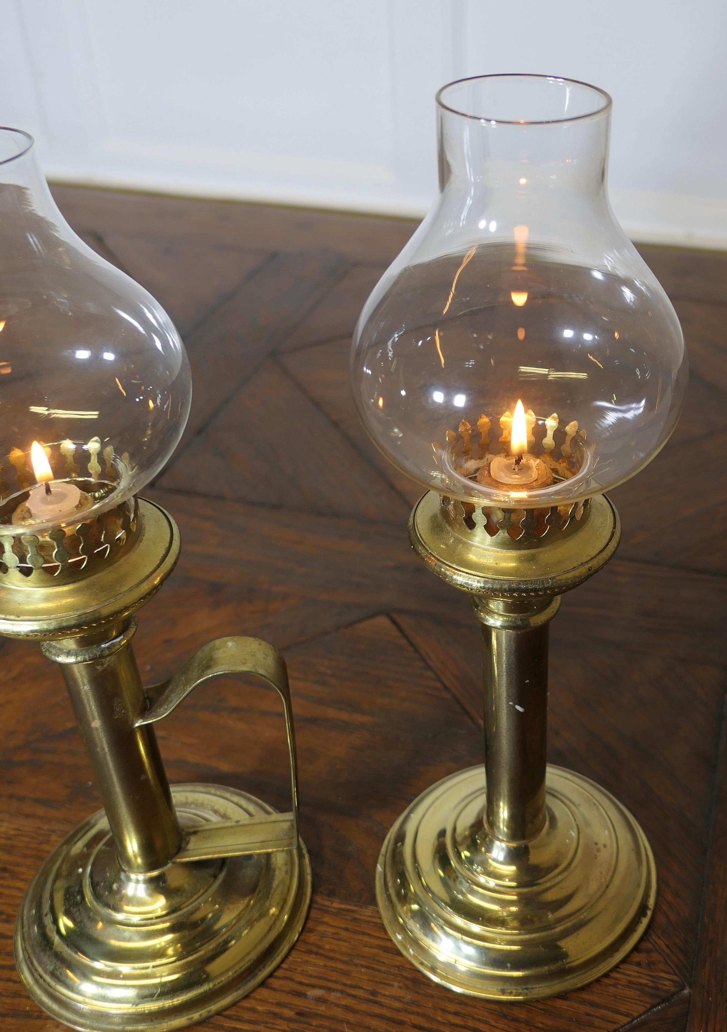 Paire de chandeliers en laiton avec cheminées en verre   Sticks de chambre murale ou de table Bon état - En vente à Godshill, Isle of Wight