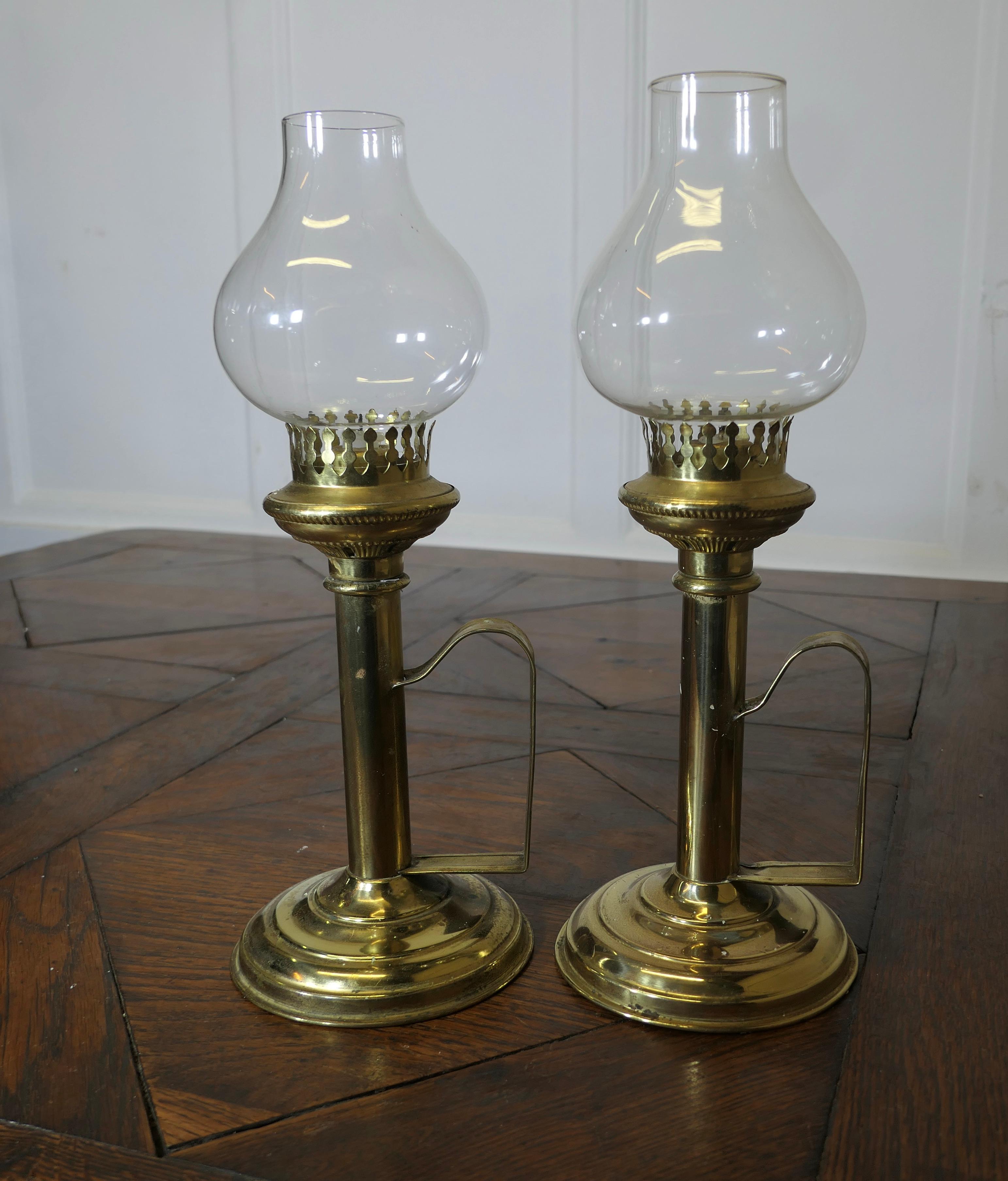 XIXe siècle Paire de chandeliers en laiton avec cheminées en verre   Sticks de chambre murale ou de table en vente