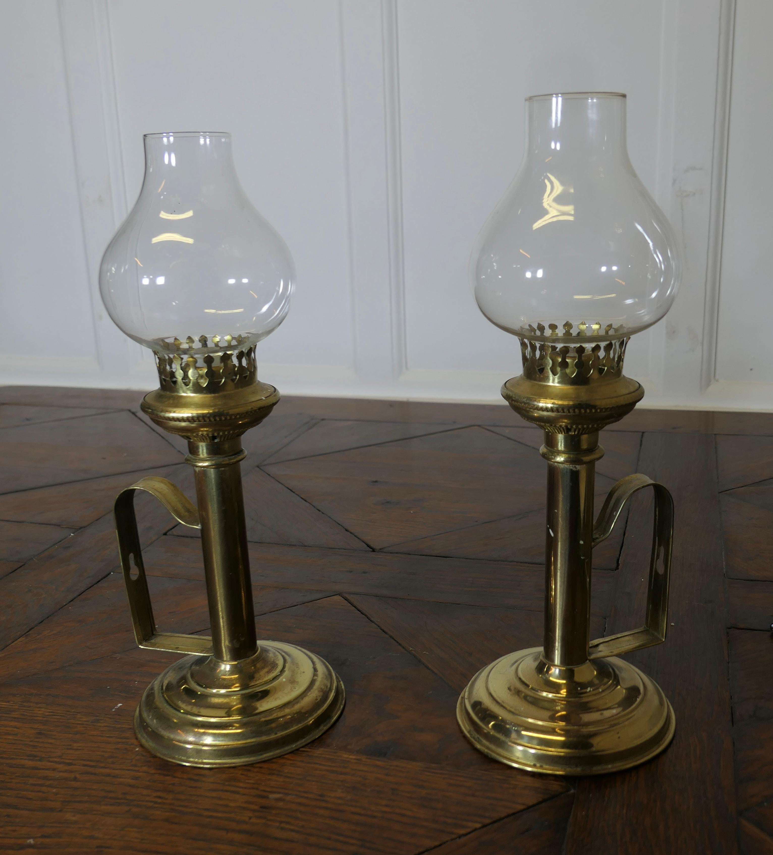Laiton Paire de chandeliers en laiton avec cheminées en verre   Sticks de chambre murale ou de table en vente