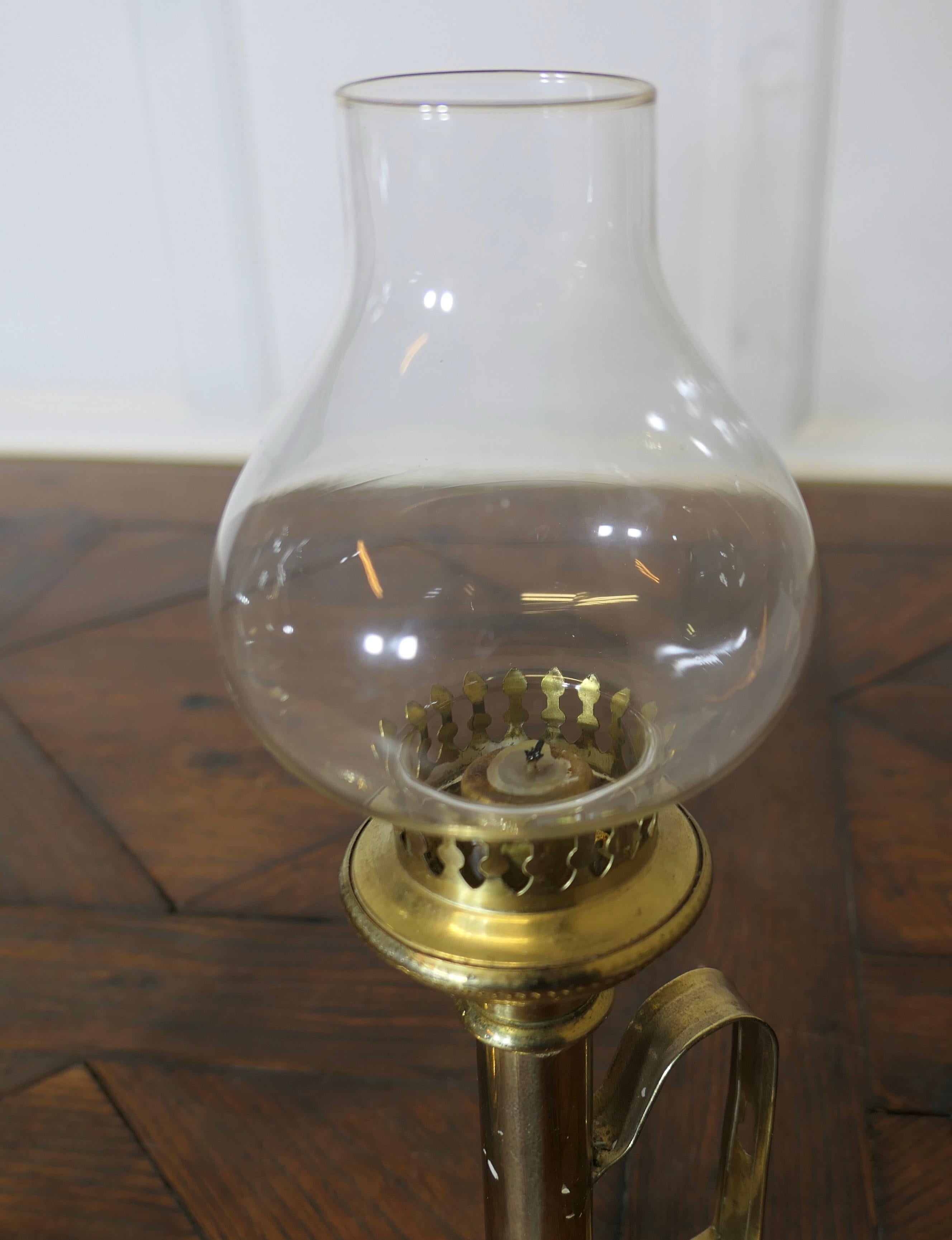 Paire de chandeliers en laiton avec cheminées en verre   Sticks de chambre murale ou de table en vente 1
