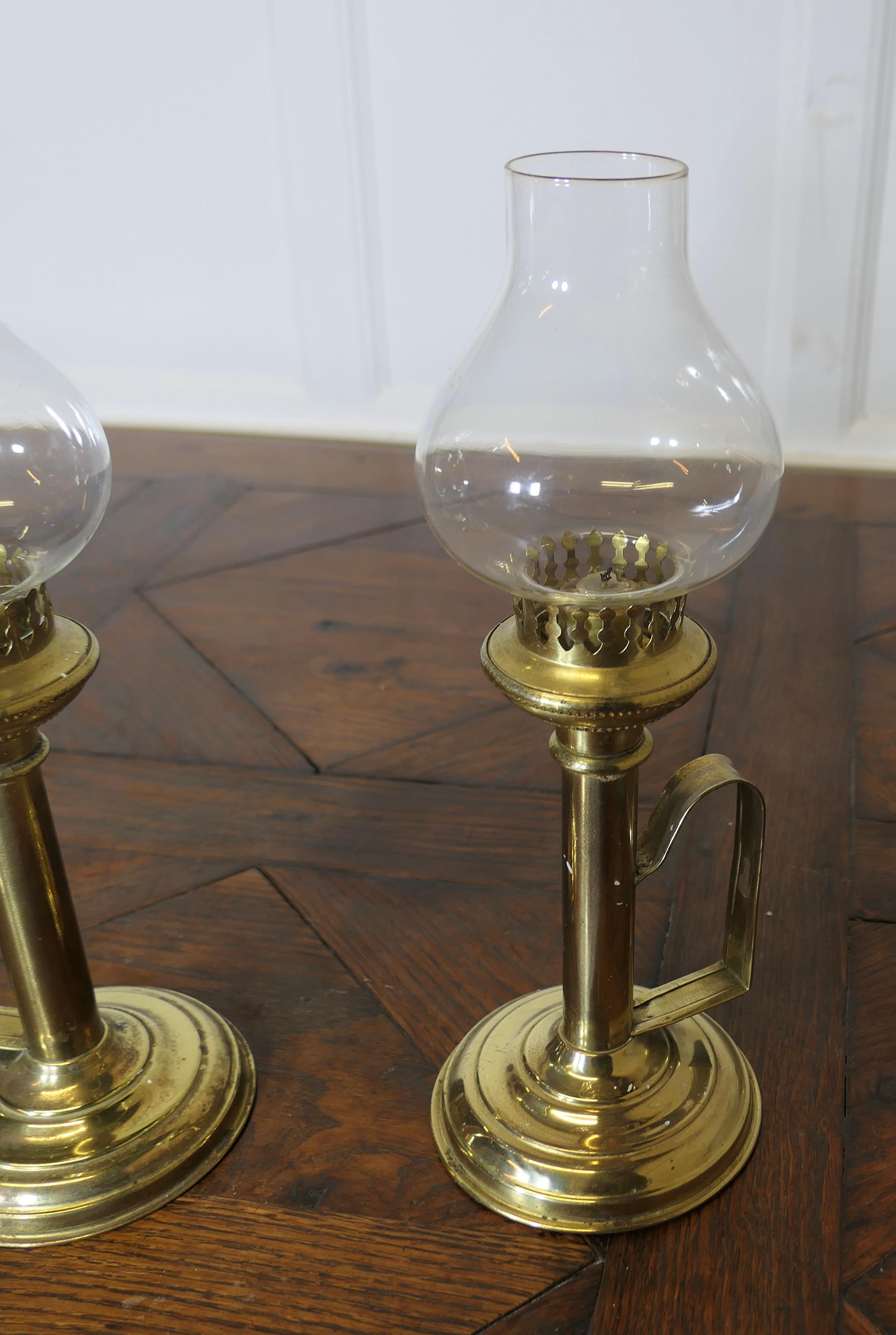 Paire de chandeliers en laiton avec cheminées en verre   Sticks de chambre murale ou de table en vente 2