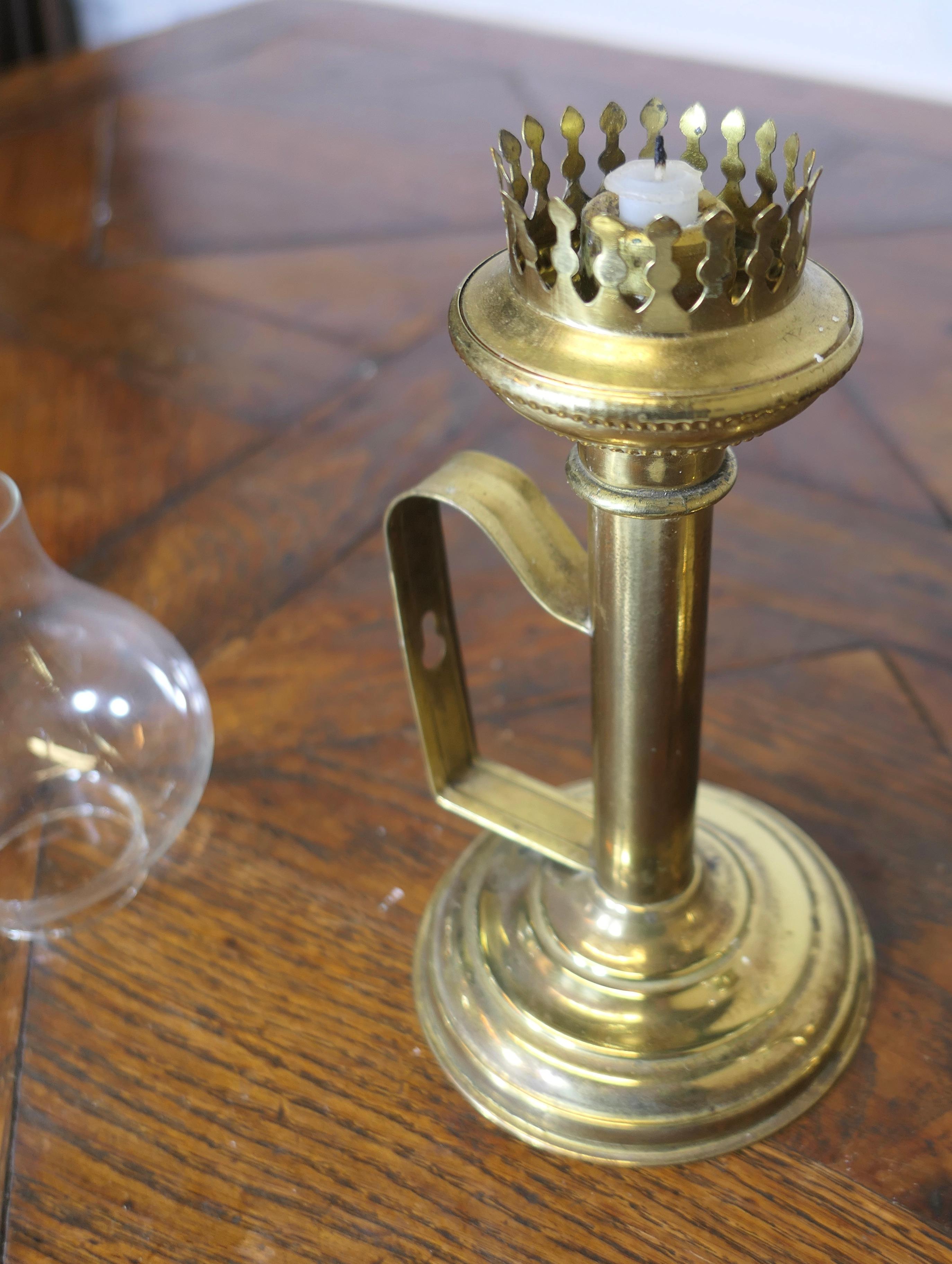 Paire de chandeliers en laiton avec cheminées en verre   Sticks de chambre murale ou de table en vente 3