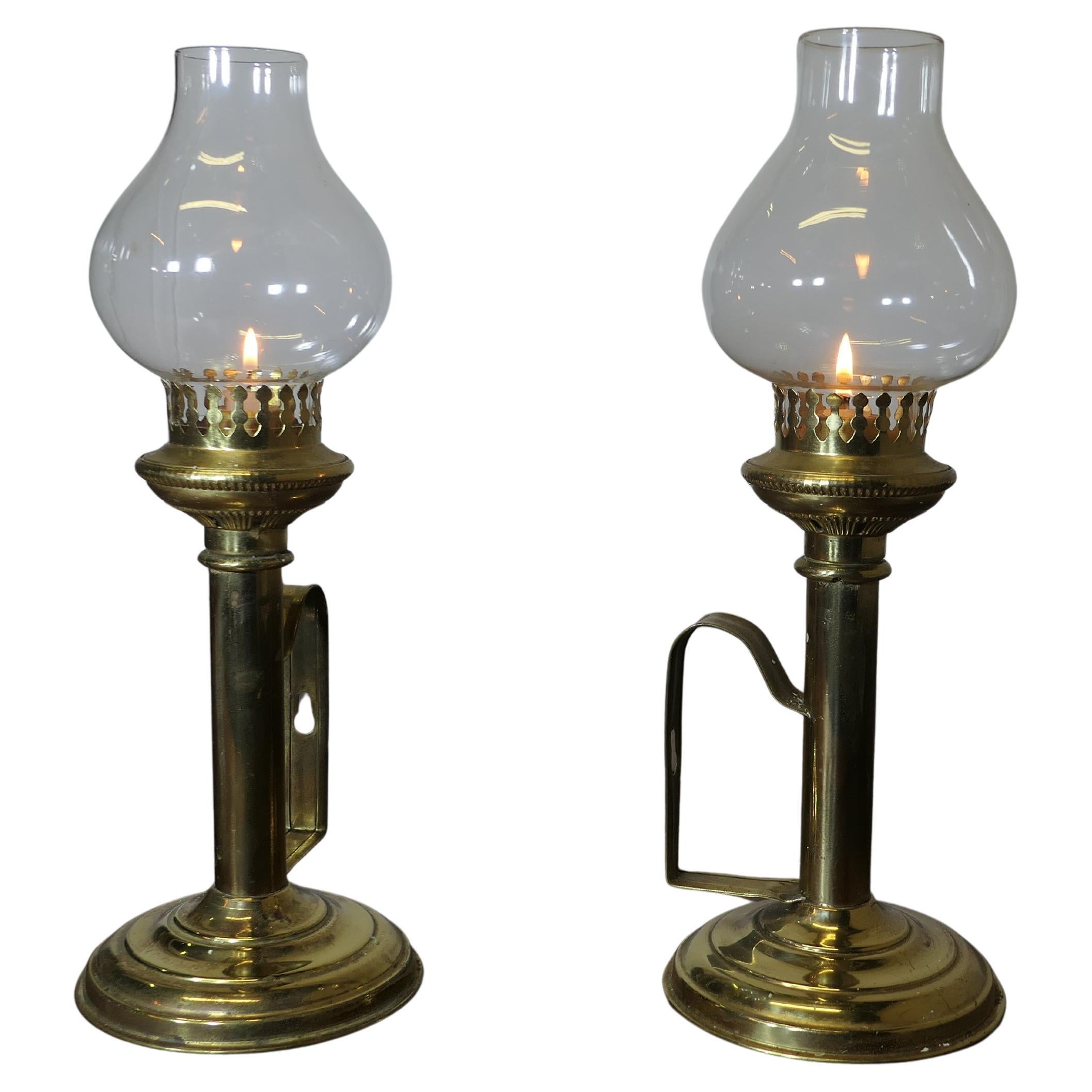 Paire de chandeliers en laiton avec cheminées en verre   Sticks de chambre murale ou de table en vente