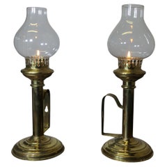 Paire de chandeliers en laiton avec cheminées en verre   Sticks de chambre murale ou de table