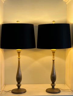 Coppia di lampade Chapman in ottone con paralumi in seta nera