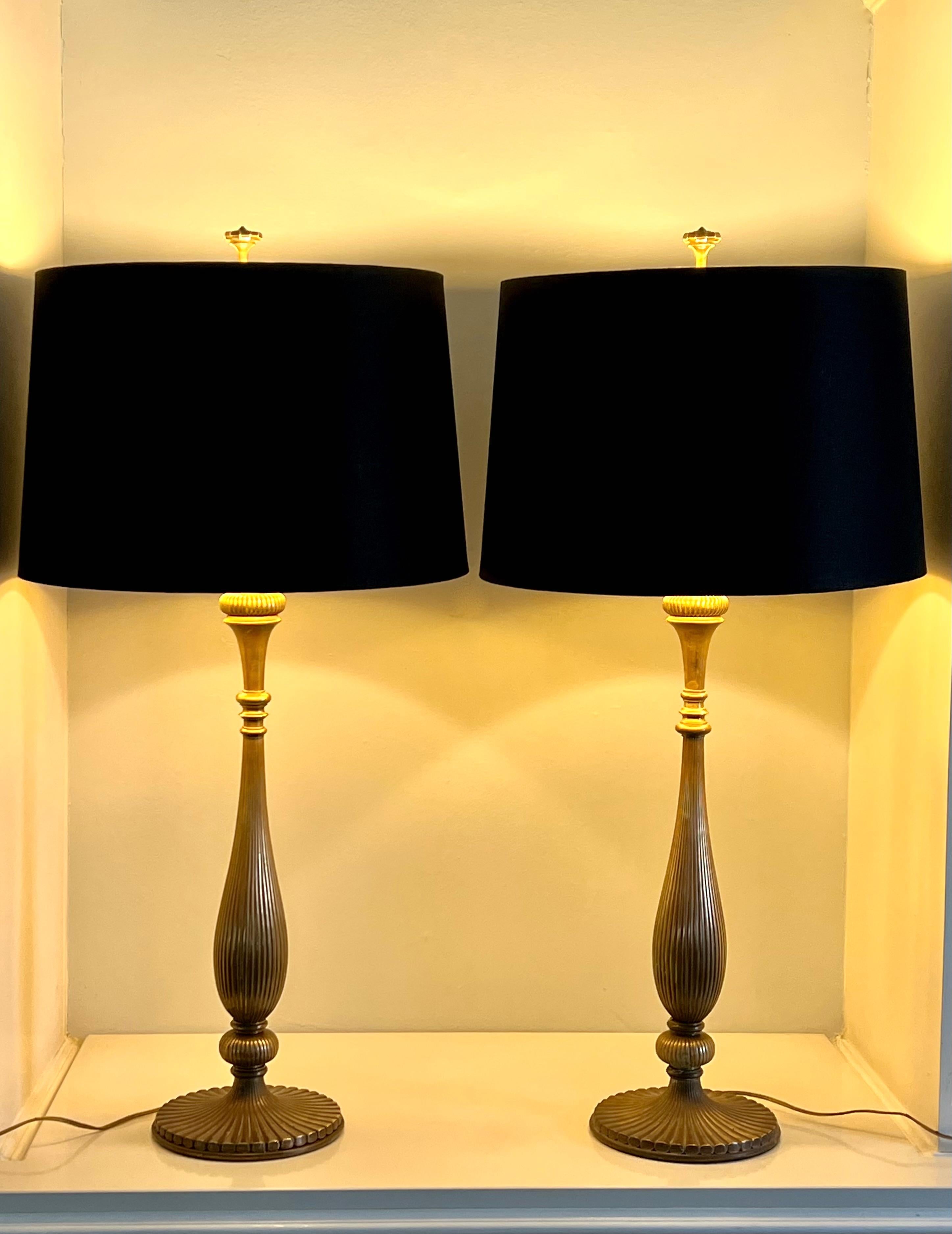 Chapman-Lampen aus Messing mit schwarzen Seidenschirmen, Paar (Moderne der Mitte des Jahrhunderts) im Angebot