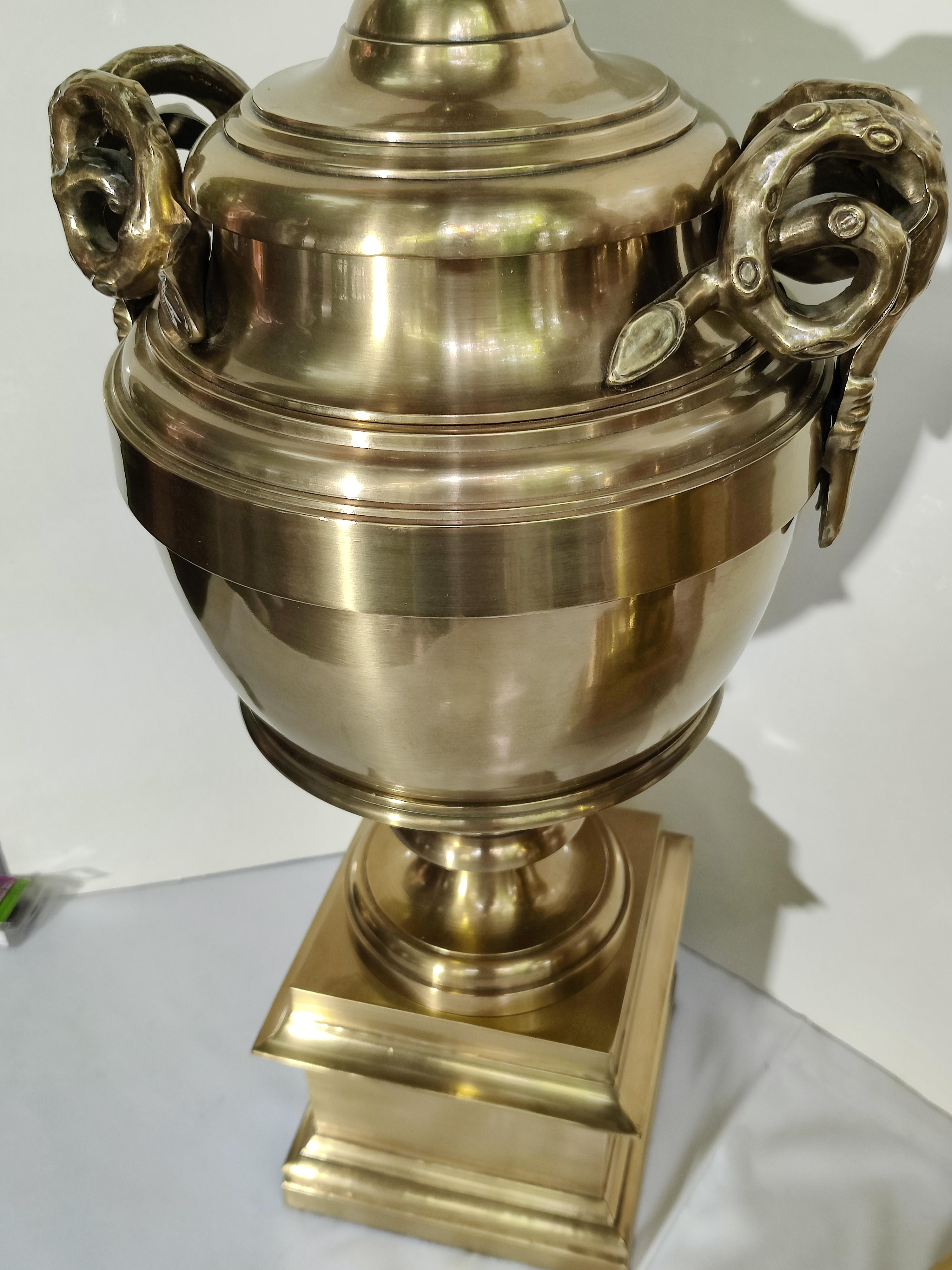 Paar Chapman Urn Ram Horn Tischlampen aus Messing im Zustand „Gut“ im Angebot in Cincinnati, OH