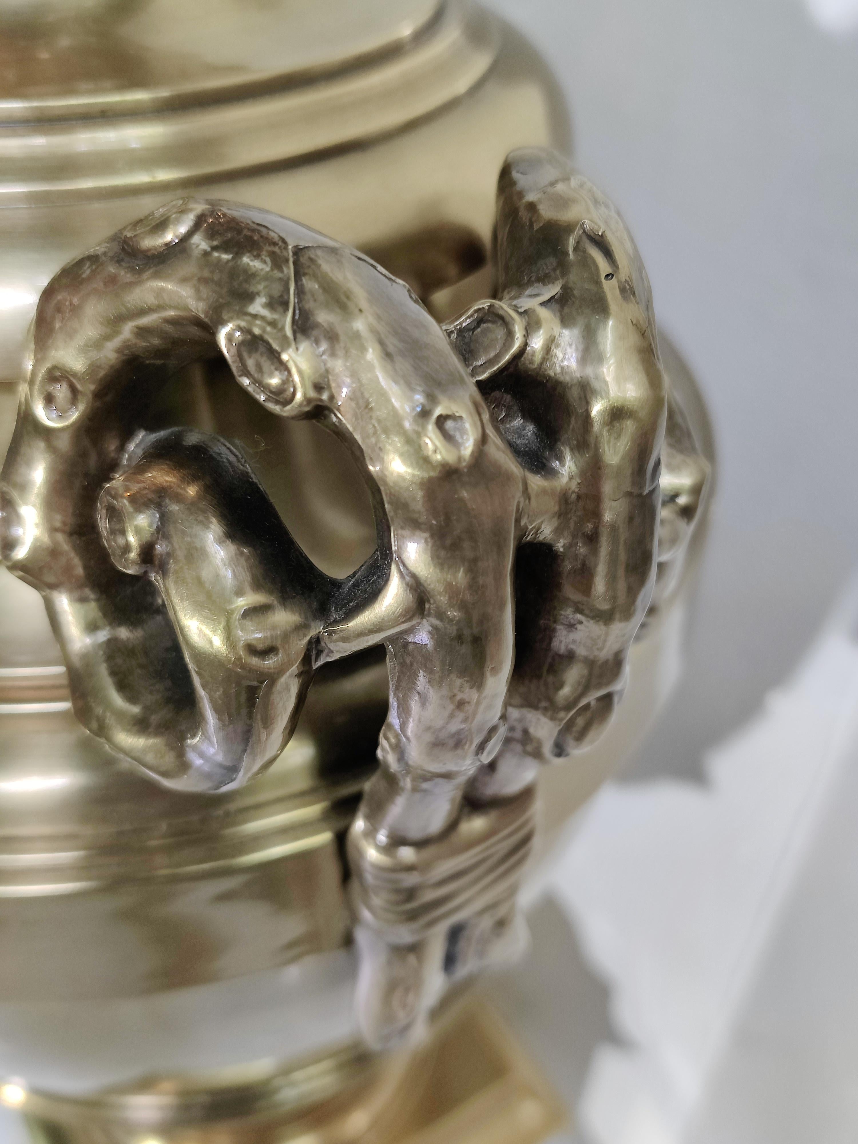 Paar Chapman Urn Ram Horn Tischlampen aus Messing im Angebot 1