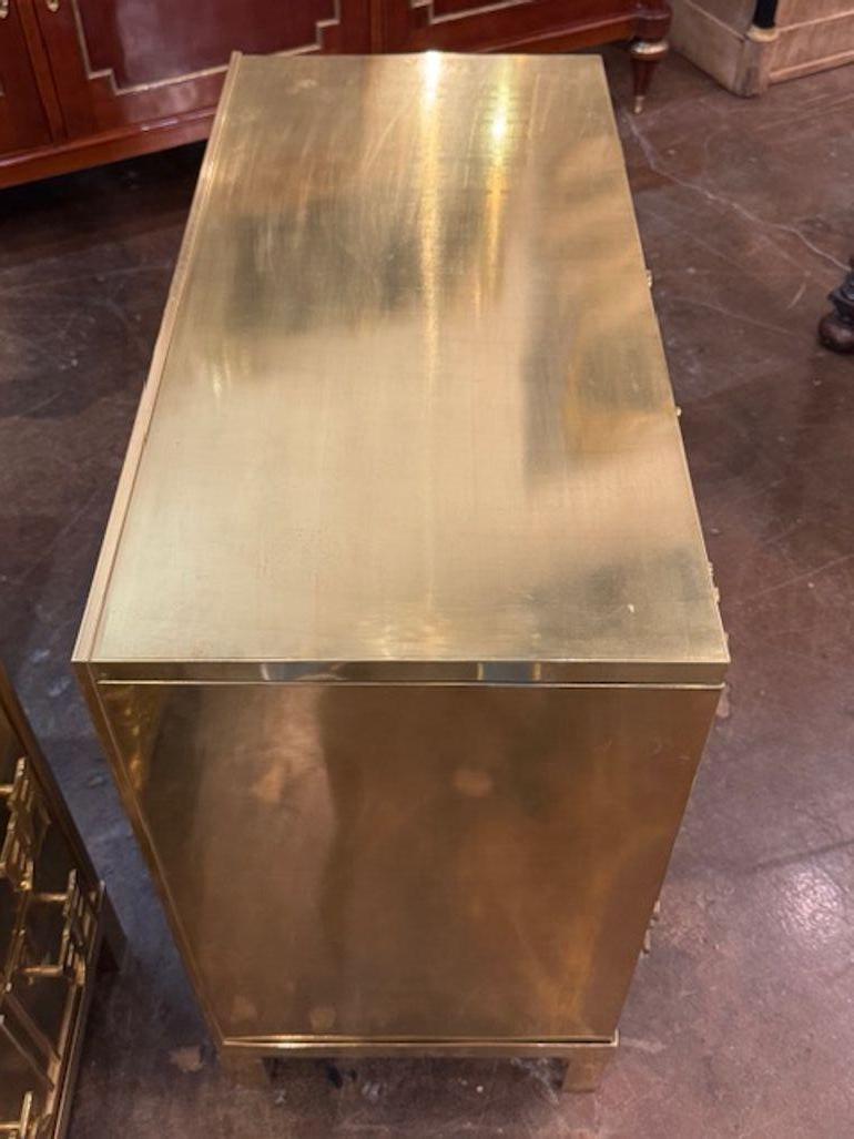 Italian Pair of Brass Chinoiserie Manner Bedside Tables After Mastercraft For Sale