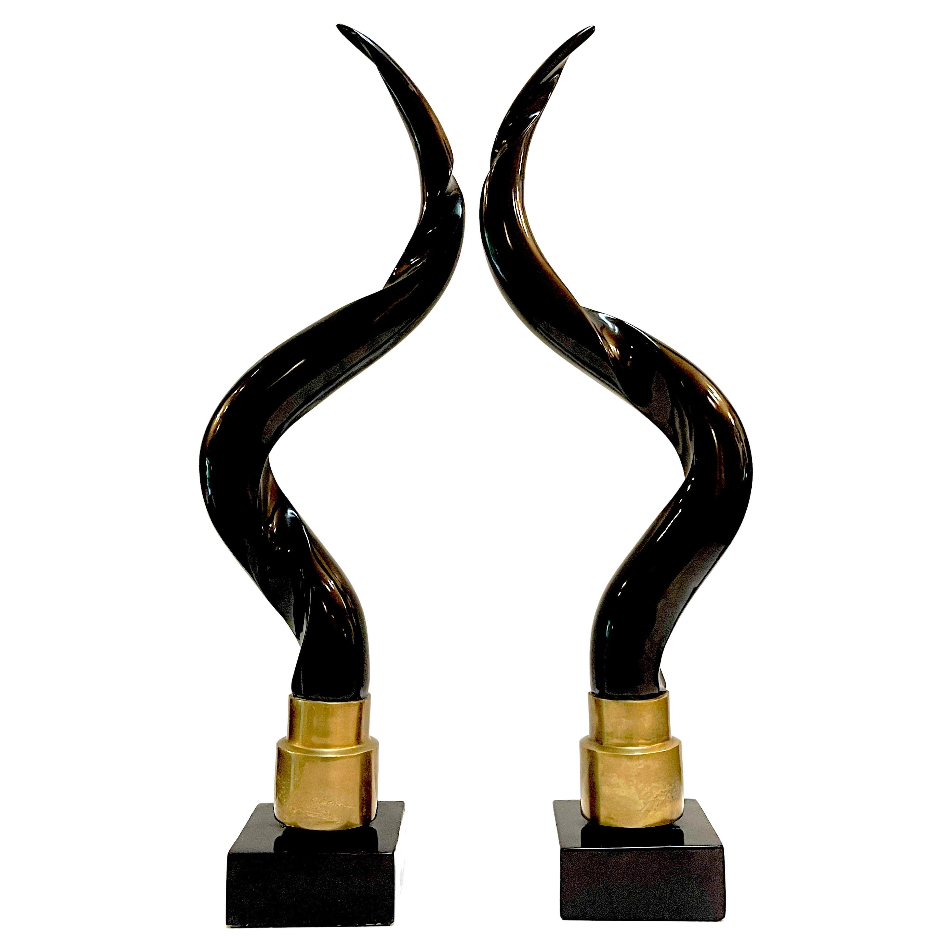 Coppia di corni di antilope in ottone e lacca marrone cioccolato, stile Springer