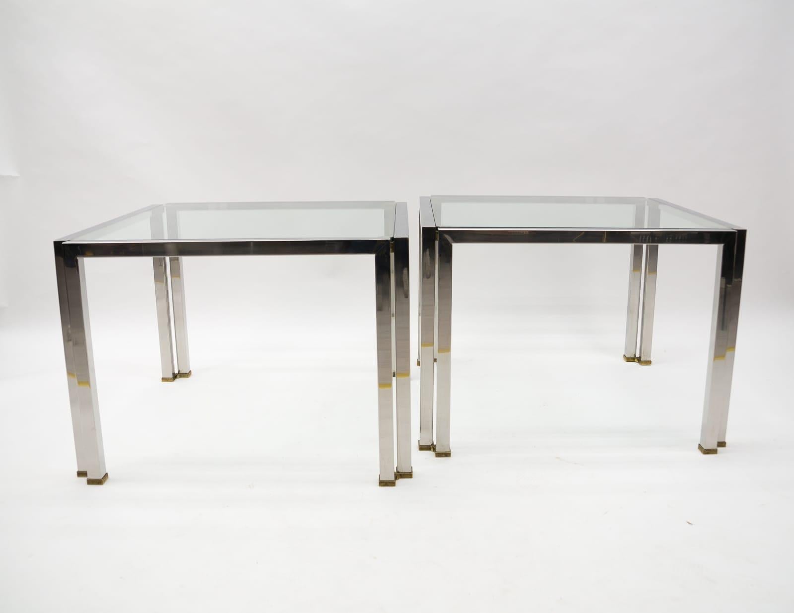 Cette table d'appoint en laiton et en verre a été conçue par Peter Ghyczy au début des années 1970 aux Pays-Bas. Né à Budapest, Peter Ghyczy a commencé sa carrière d'architecte en Allemagne. Il vit aux Pays-Bas depuis de nombreuses années et c'est