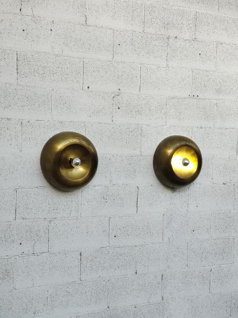 Pair of brass circular sconces appliques – Italy -1960s. 

Handmade wall lamp in natural brass Made in Italy.
Its brass structure and its simple but impactful design bring to mind a vintage style to create an original and creative lighting idea