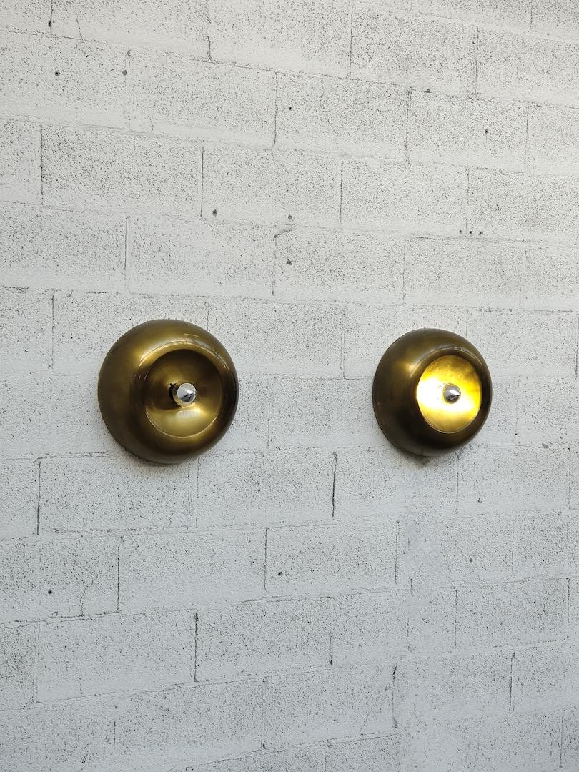 Coppia di applique circolari in ottone - Italia - Anni '60. 

Lampada da parete in ottone naturale realizzata a mano Made in Italy.
La sua struttura in ottone e il suo design semplice ma d'impatto richiamano lo stile vintage per creare un'idea di