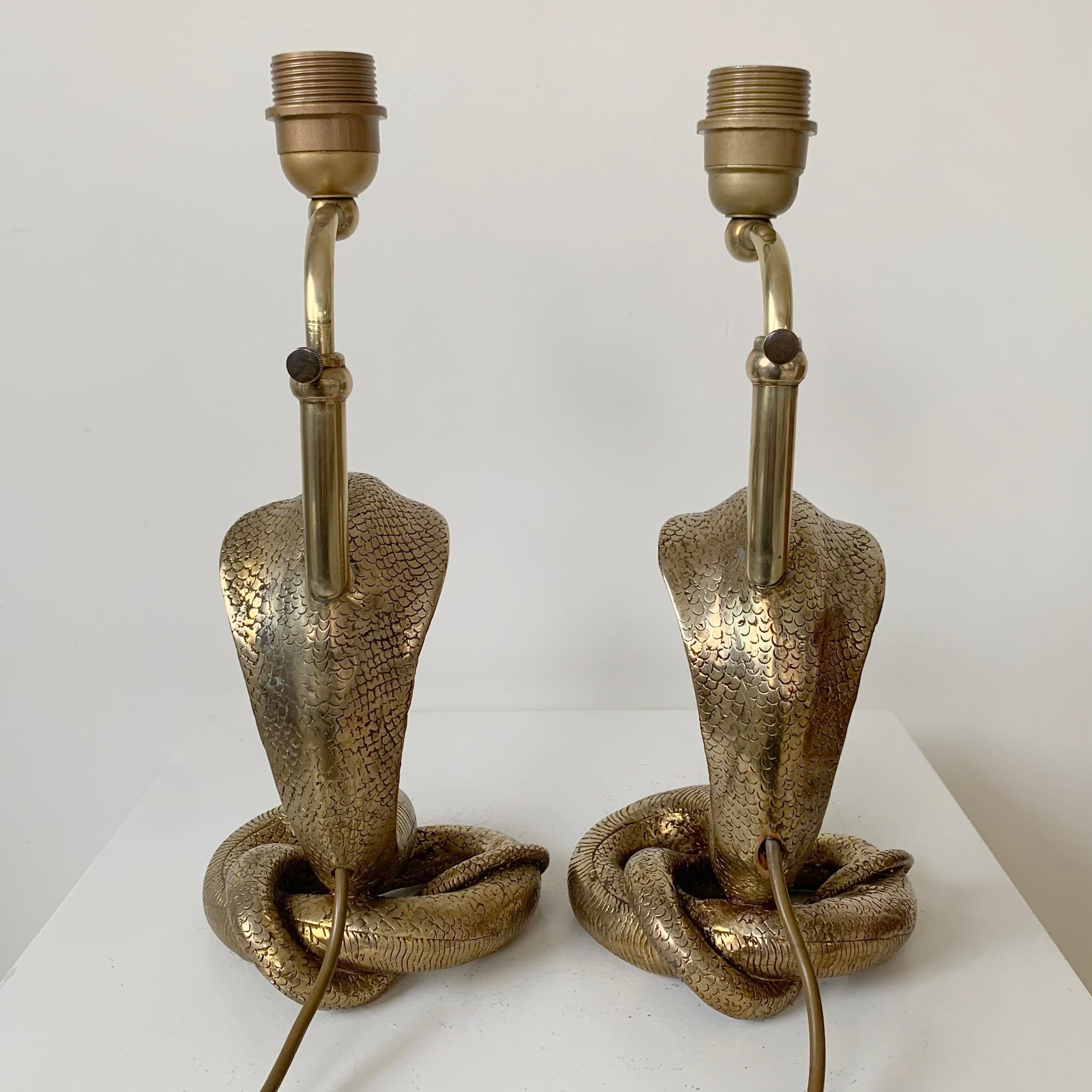 Paar Cobra-Tischlampen aus Messing, um 1970, Frankreich im Angebot 3