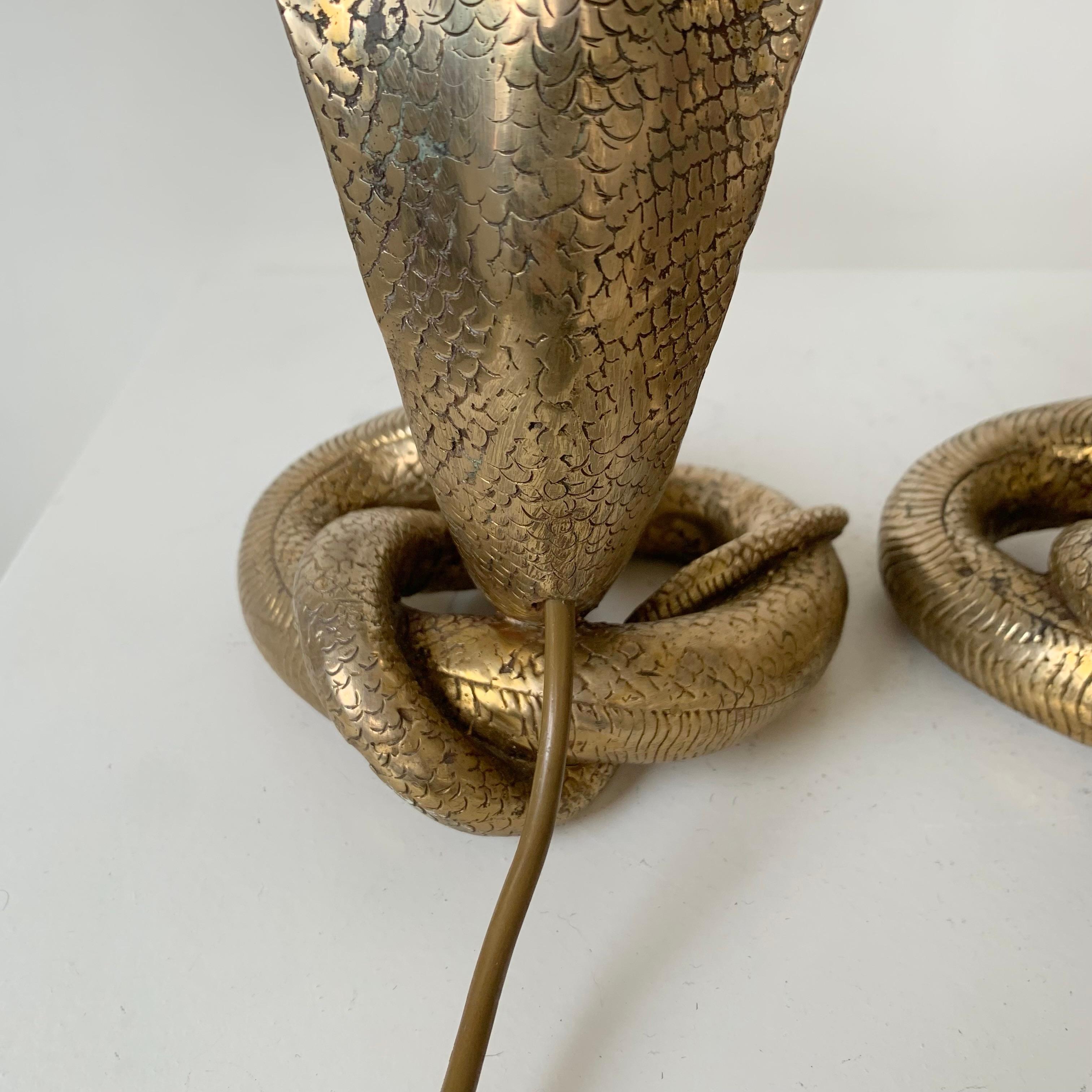 Paar Cobra-Tischlampen aus Messing, um 1970, Frankreich im Angebot 4
