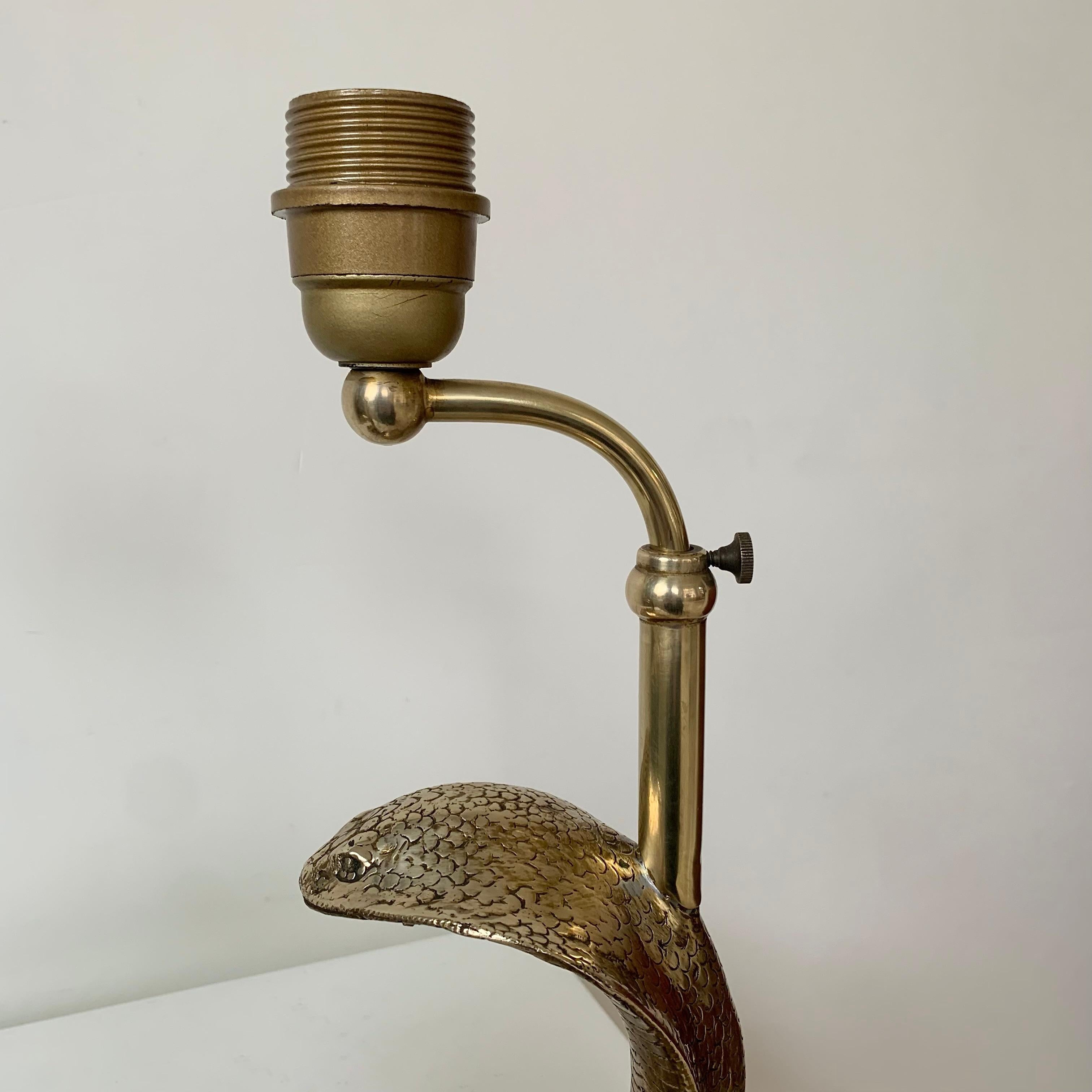 Paar Cobra-Tischlampen aus Messing, um 1970, Frankreich im Angebot 5
