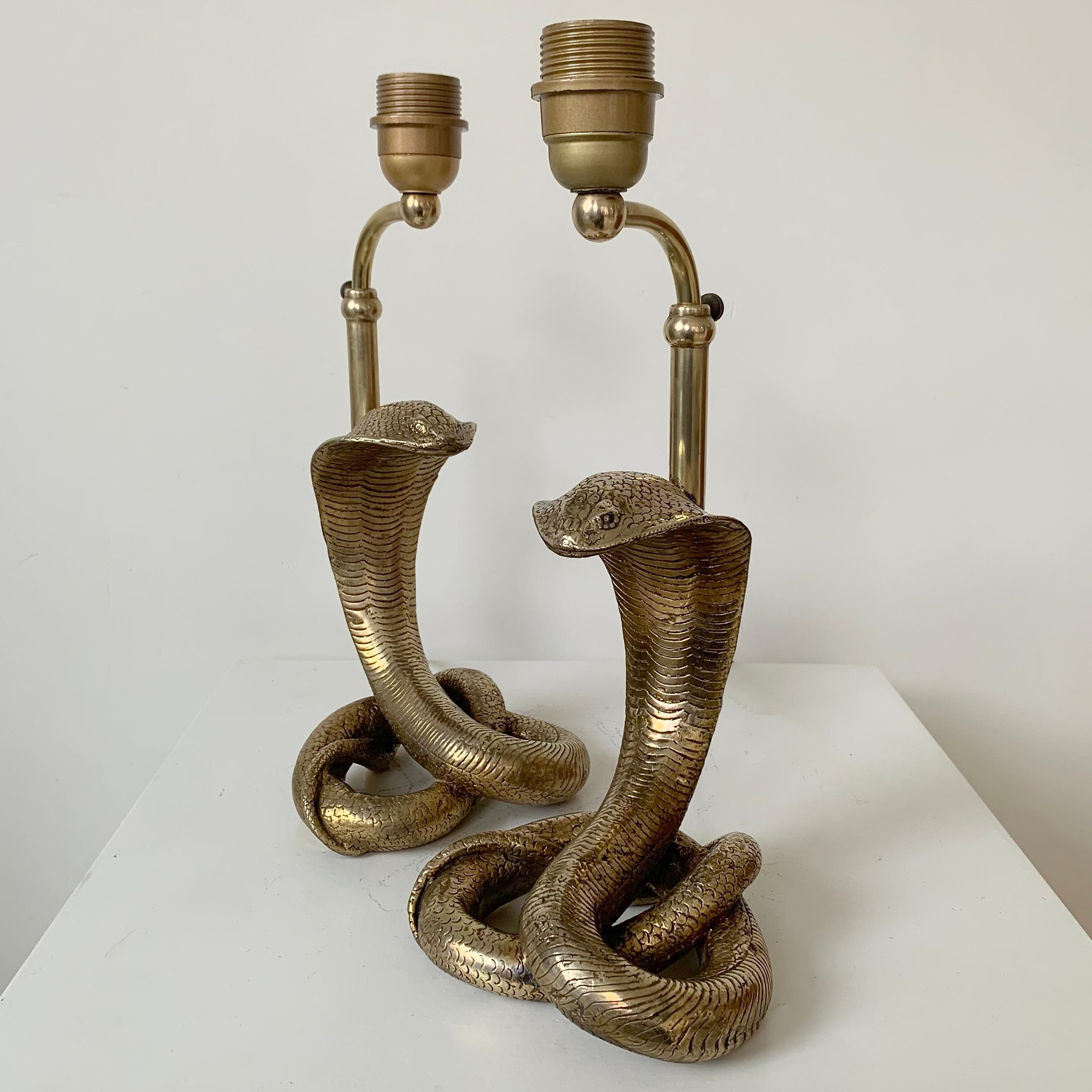 Paar Cobra-Tischlampen aus Messing, um 1970, Frankreich im Angebot 6